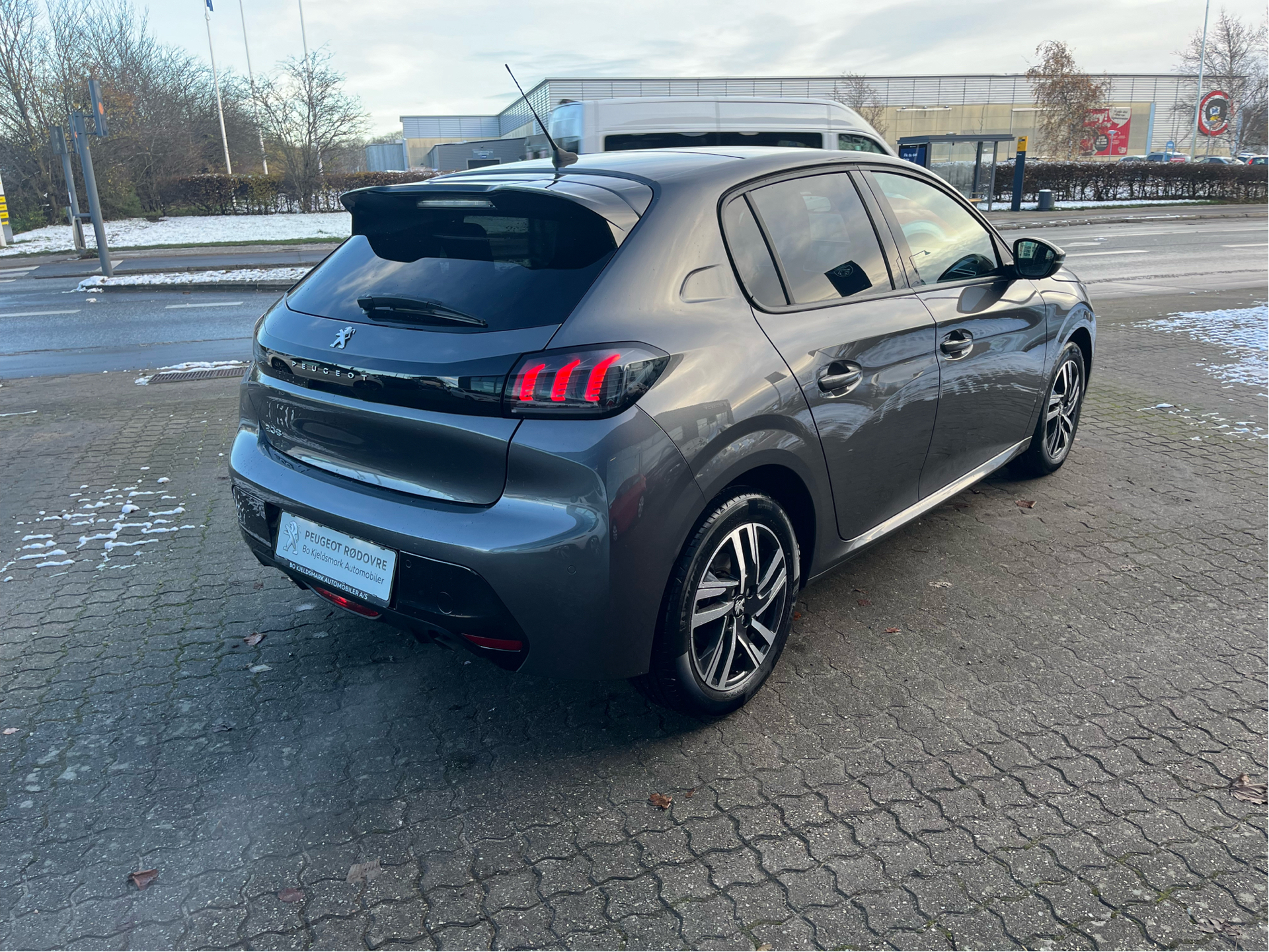 Billede af Peugeot 208 1,2 PureTech Allure Sky EAT8 100HK 5d 8g Aut.