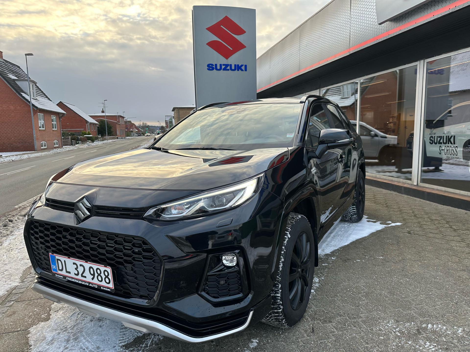 Billede af Suzuki Across 2,5 Hybrid Adventure E-CVT 306HK 5d Trinl. Gear