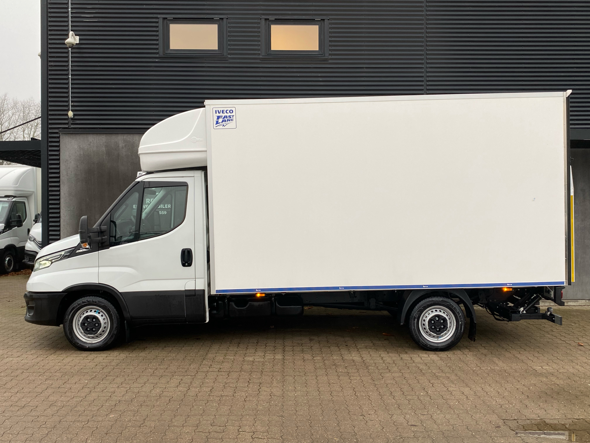 Billede af Iveco Daily 35S16 4100mm 2,3 D m/Alukasse med lift Hi-Matic 156HK Ladv./Chas. 8g Aut.