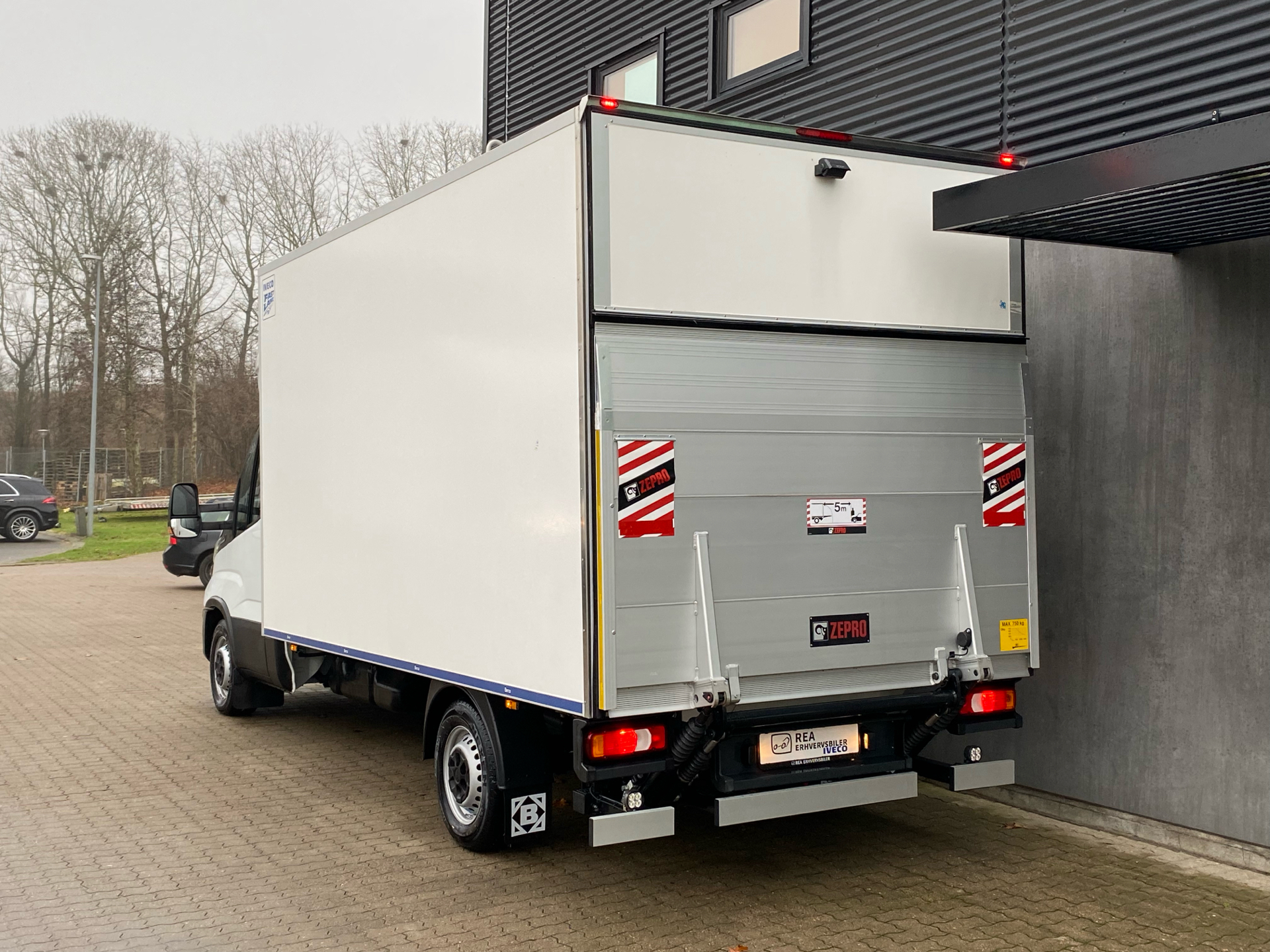 Billede af Iveco Daily 35S16 4100mm 2,3 D m/Alukasse med lift Hi-Matic 156HK Ladv./Chas. 8g Aut.