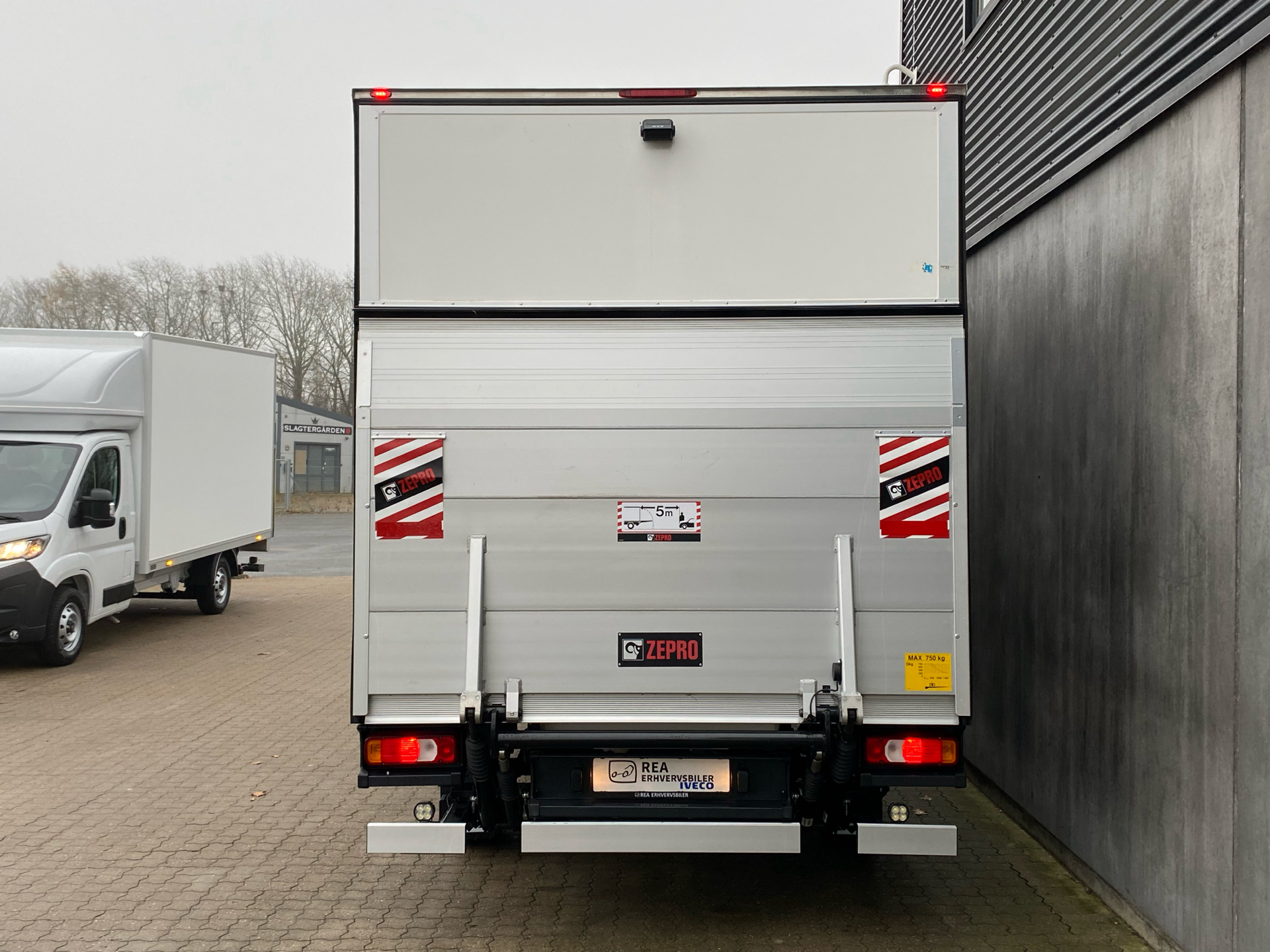 Billede af Iveco Daily 35S16 4100mm 2,3 D m/Alukasse med lift Hi-Matic 156HK Ladv./Chas. 8g Aut.