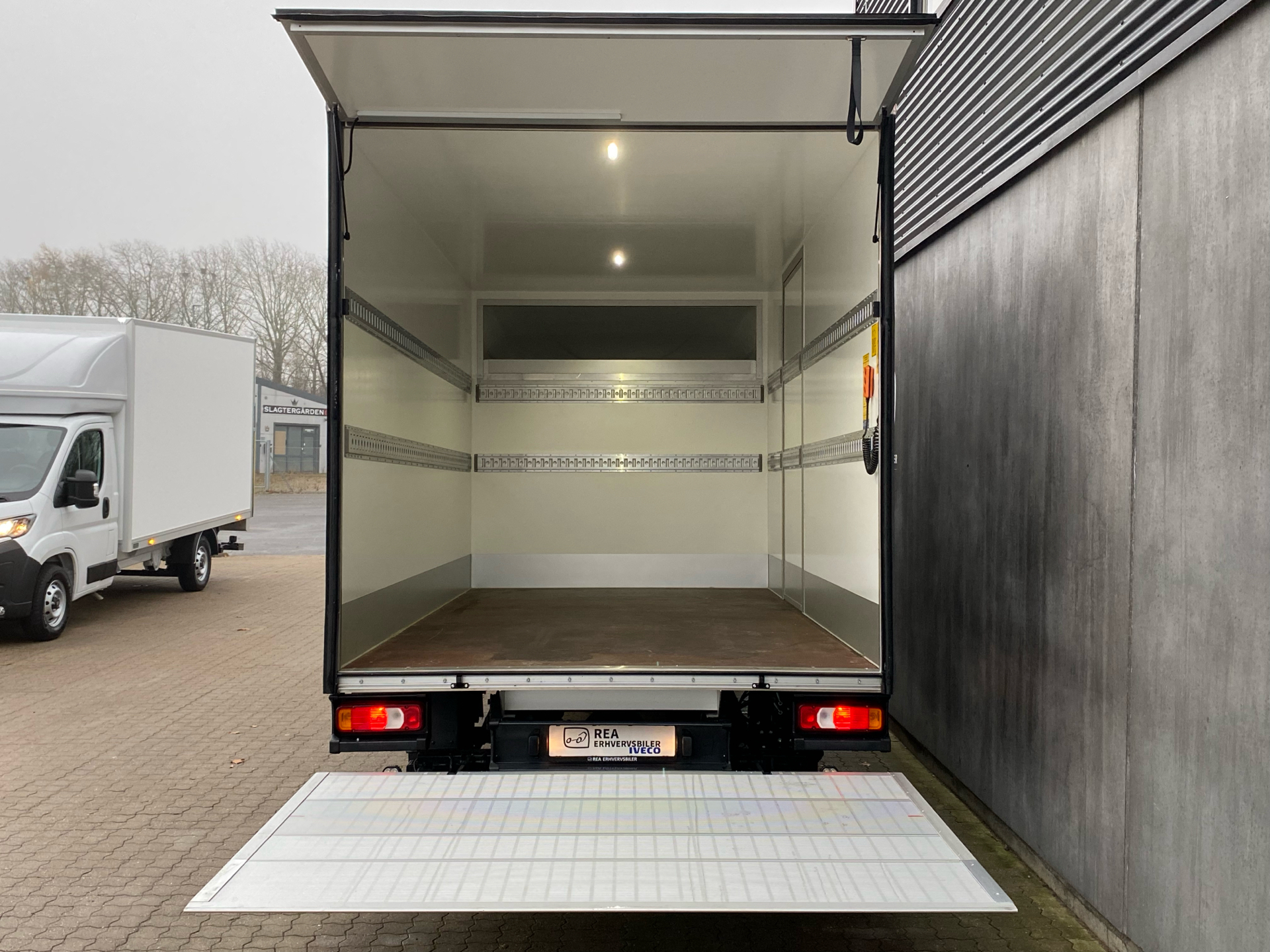 Billede af Iveco Daily 35S16 4100mm 2,3 D m/Alukasse med lift Hi-Matic 156HK Ladv./Chas. 8g Aut.