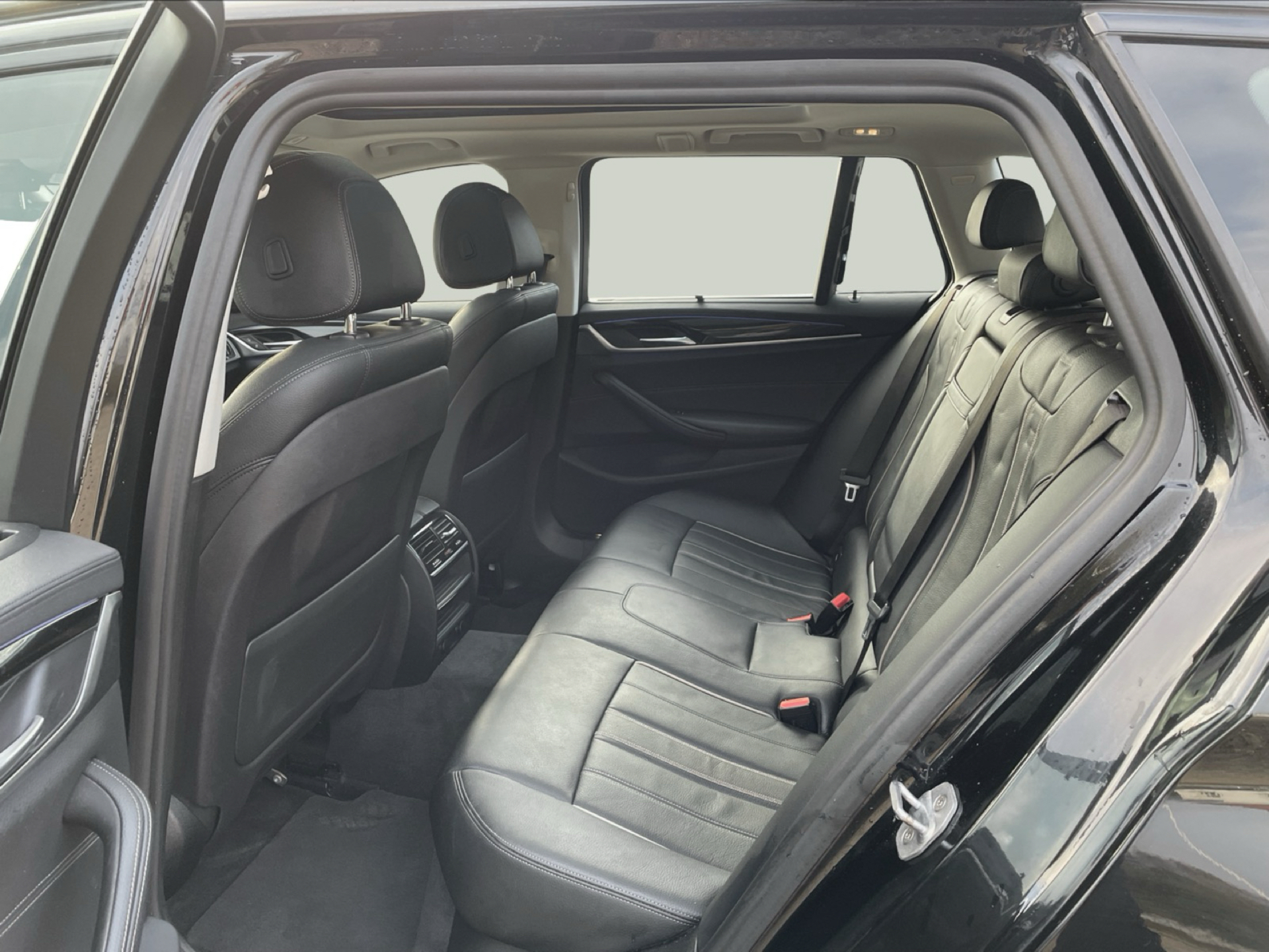 Billede af BMW 520d Touring 2,0 D Luxury Line Steptronic 190HK Stc 8g Aut.