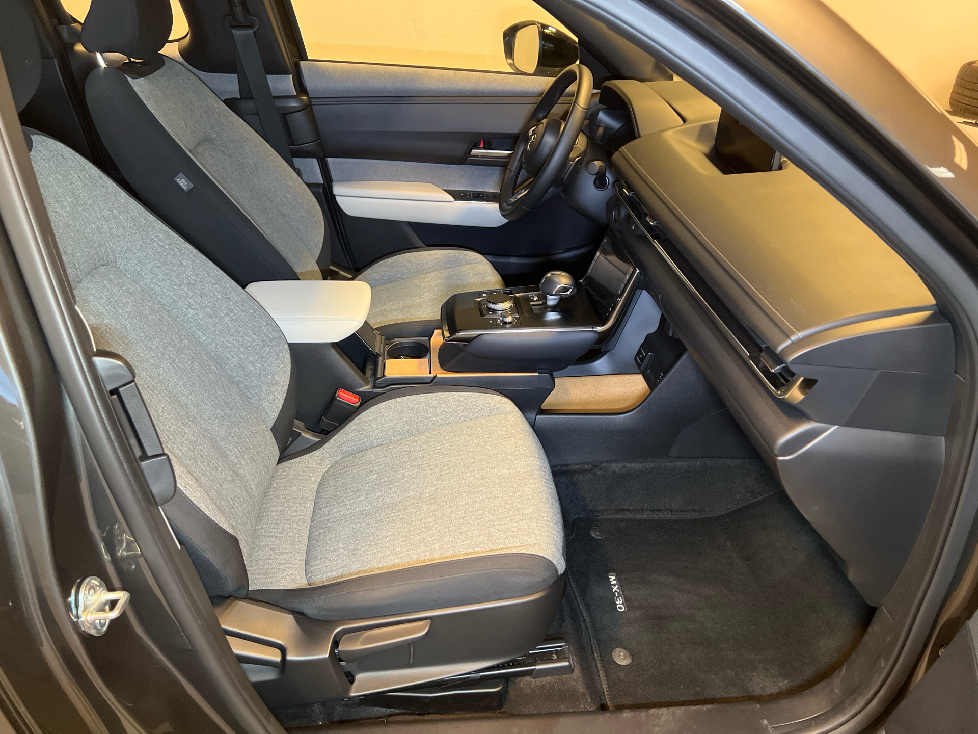 Billede af Mazda MX-30 0,8 e-Skyactiv R-EV  Plugin-hybrid Exclusive-Line 170HK 5d Trinl. Gear