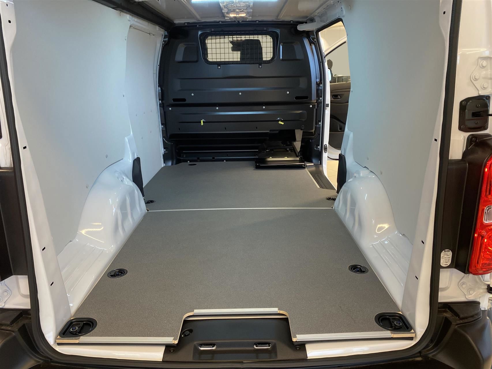 Billede af Toyota Proace Long 2,0 D Comfort Master m/Alm adskillelse - SmartCargo 144HK Van 8g Aut.