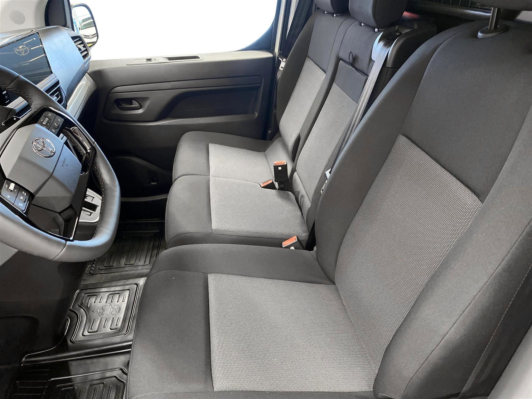 Billede af Toyota Proace Long 2,0 D Comfort Master m/Alm adskillelse - SmartCargo 144HK Van 8g Aut.