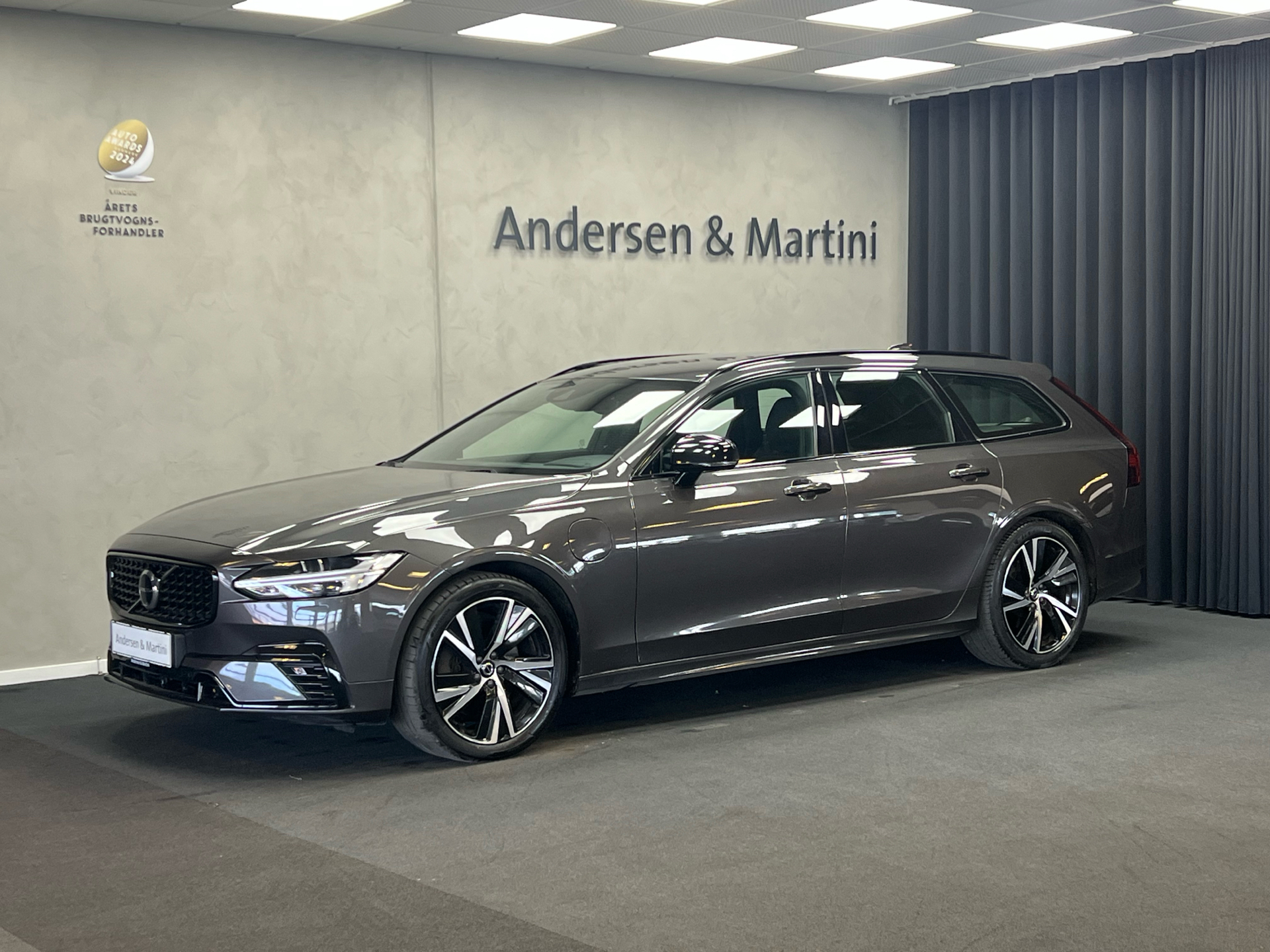 Billede af Volvo V90 2,0 T6 Recharge  Plugin-hybrid R-design AWD 340HK Stc 8g Aut.