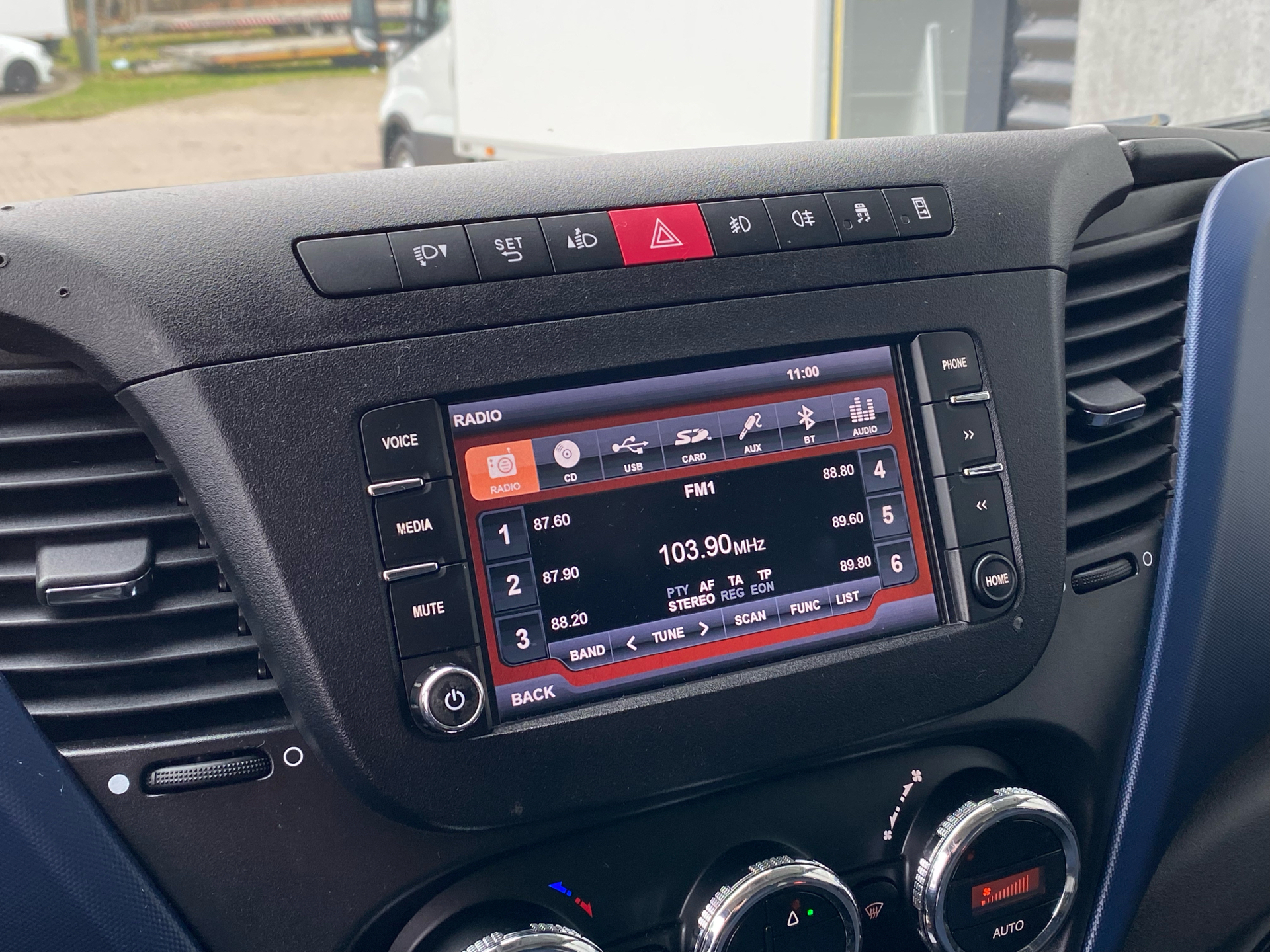 Billede af Iveco Daily 35S18 4100mm 3,0 D 180HK Ladv./Chas. 8g Aut.