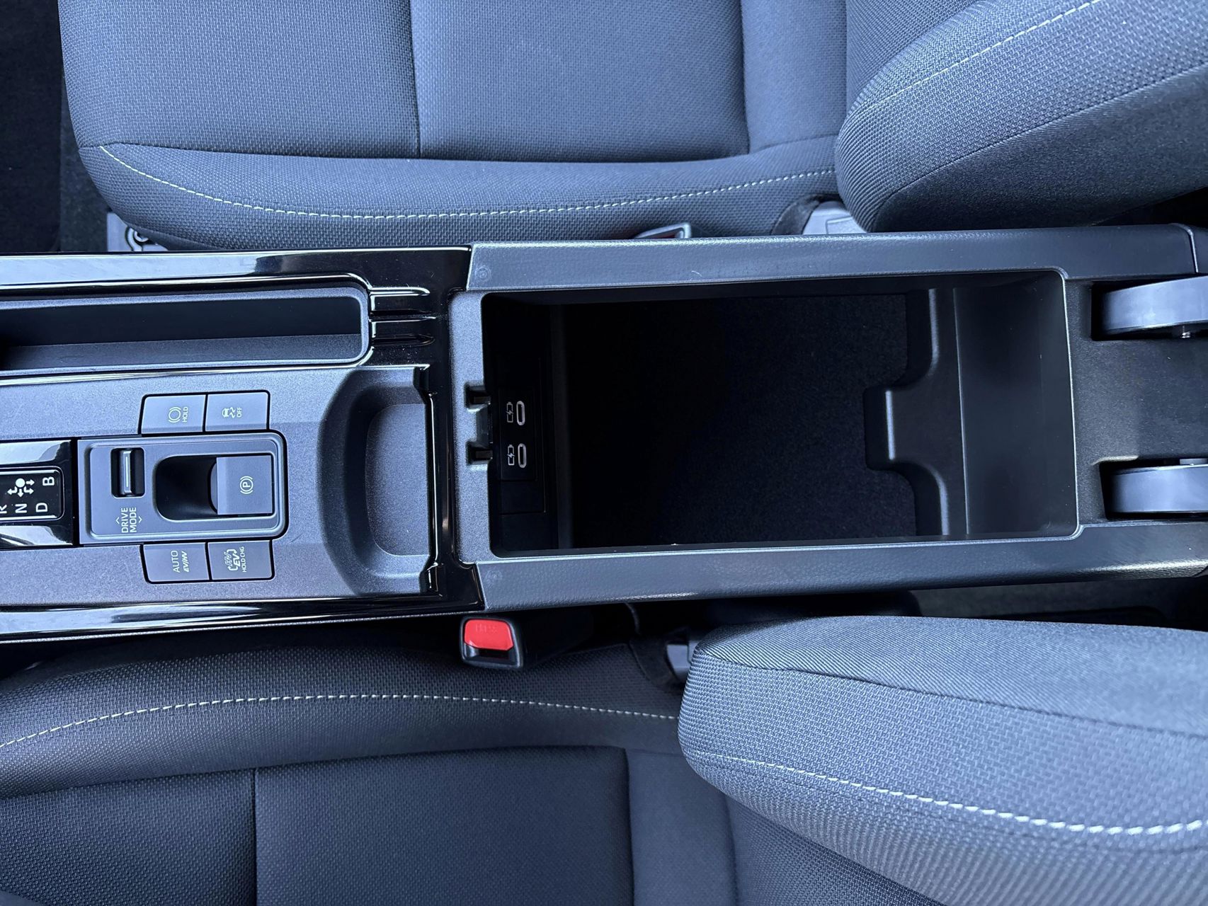 Billede af Toyota Prius Plug-in 2,0 Plugin-hybrid Elegant 223HK 5d Aut.