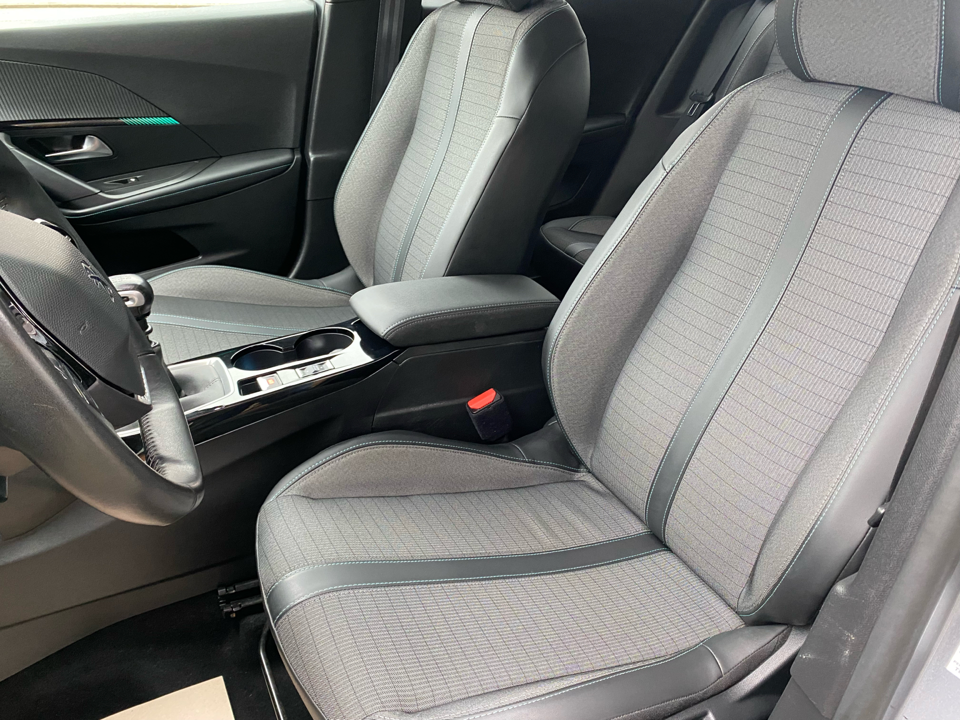Billede af Peugeot 2008 1,2 PureTech Selection Tech 130HK 5d