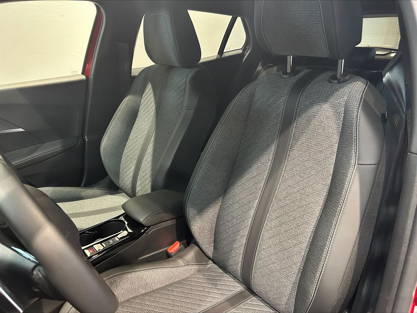 Billede af Peugeot 2008 1,2 PureTech Allure EAT8 130HK 5d 8g Aut.