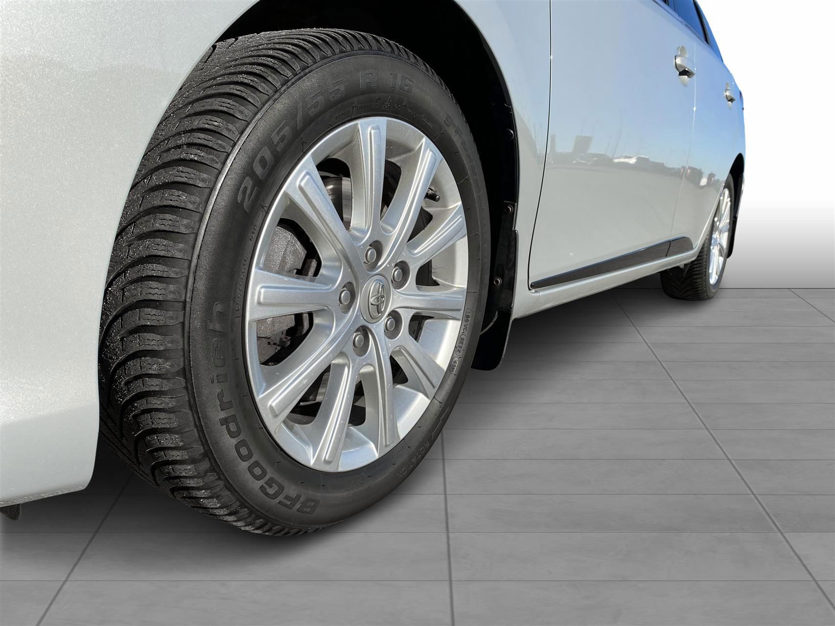 Billede af Toyota Auris Touring Sports 1,8 Hybrid H2 Selected Bi-tone 136HK Stc Aut.