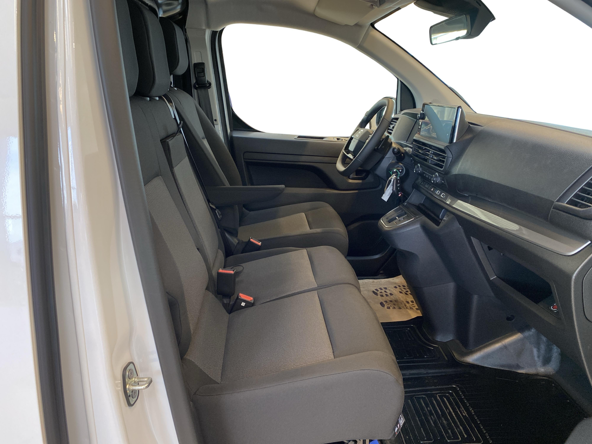 Billede af Toyota Proace Long 2,0 D Comfort Master m/Alm adskillelse - SmartCargo 144HK Van 8g Aut.