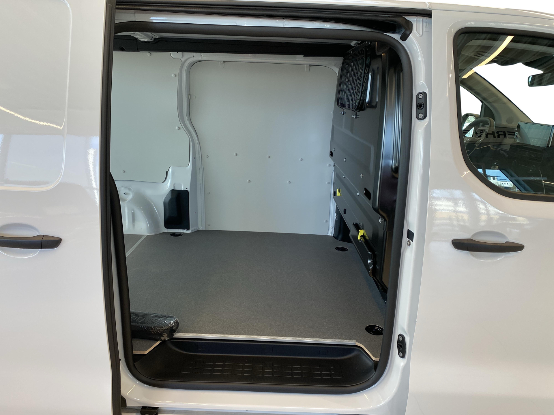 Billede af Toyota Proace Long 2,0 D Comfort Master m/Alm adskillelse - SmartCargo 144HK Van 8g Aut.