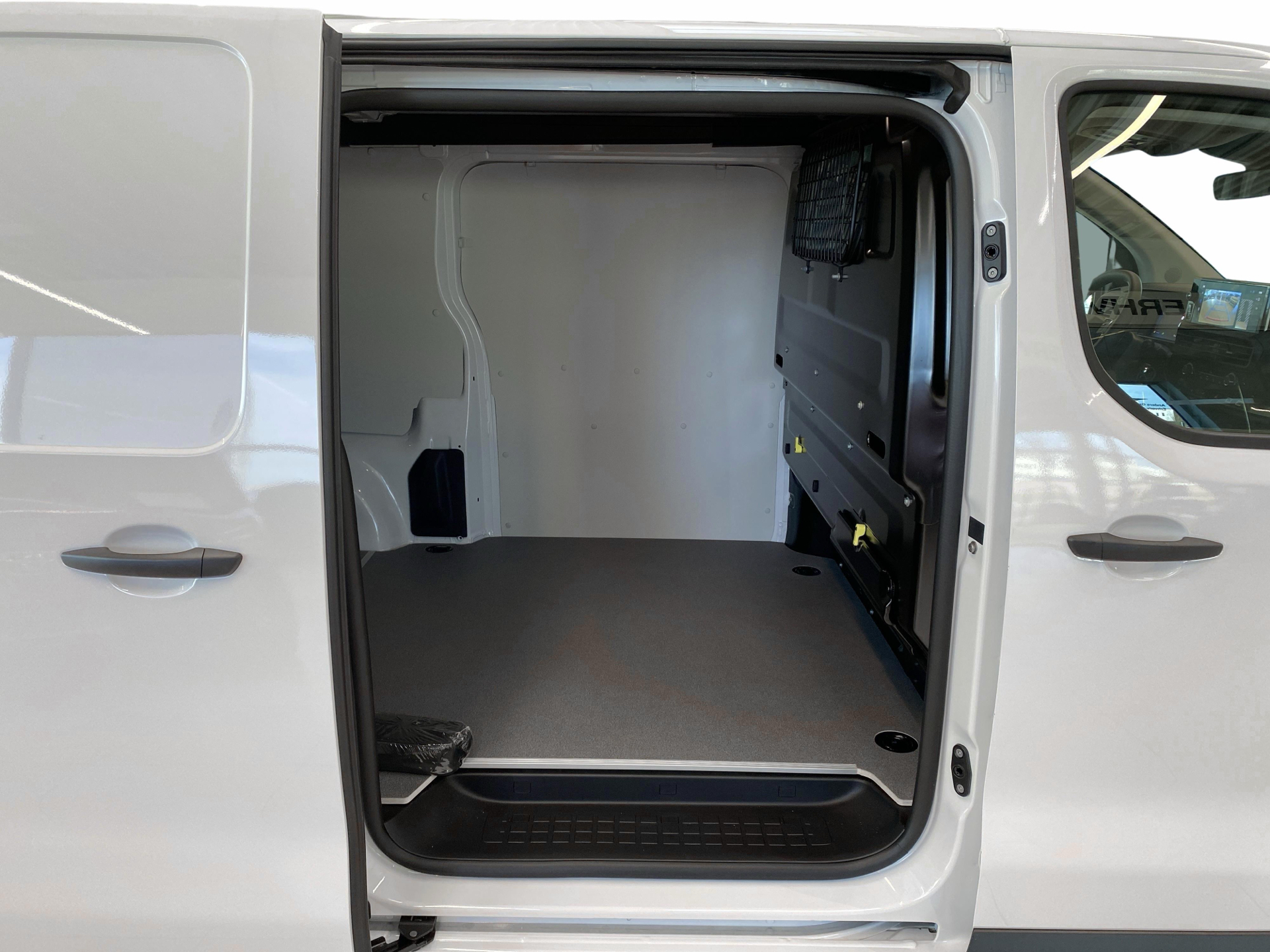 Billede af Toyota Proace Long 2,0 D Comfort Master m/Alm adskillelse - SmartCargo 144HK Van 8g Aut.