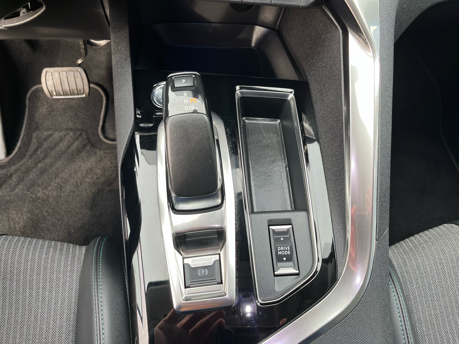 Billede af Peugeot 3008 1,6 PureTech  Plugin-hybrid Allure Pack EAT8 225HK 5d 8g Aut.