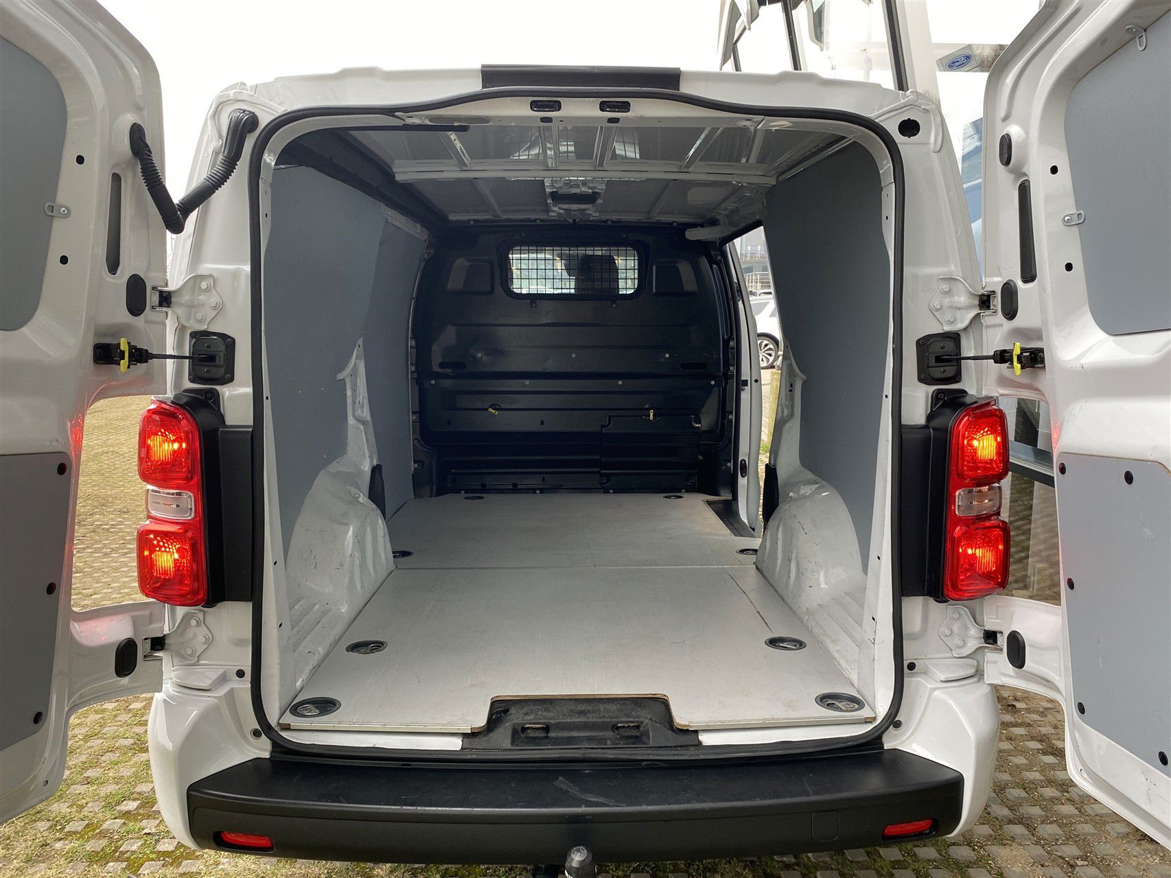 Billede af Citroën Jumpy L3 2,0 Blue HDi Masterline EAT8 180HK Van 8g Aut.