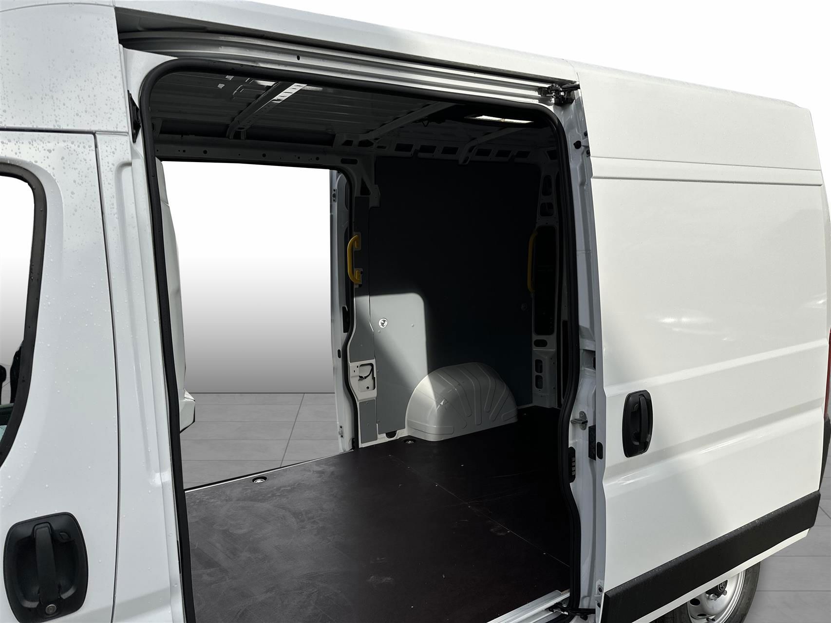 Billede af Toyota Proace Max Medium 2,2 D Comfort Master To skydedør m. højt tag 140HK Van 8g Aut.