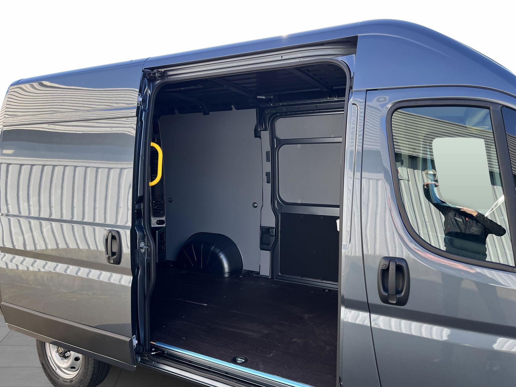 Billede af Toyota Proace Max Medium 2,2 D Comfort Master To skydedør m. højt tag 140HK Van 8g Aut.