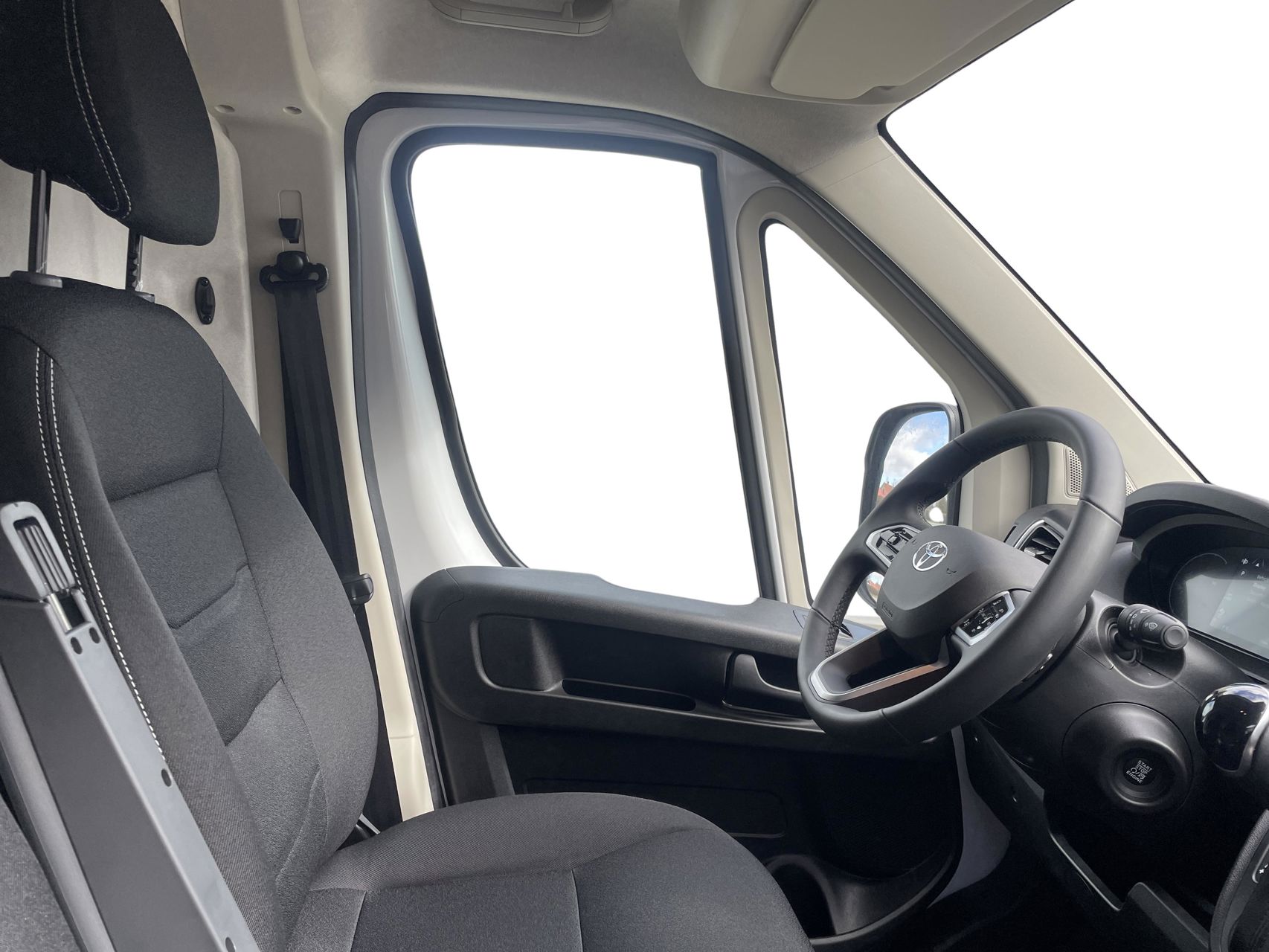 Billede af Toyota Proace Max Medium 2,2 D Comfort Master To skydedør m. højt tag 140HK Van 8g Aut.