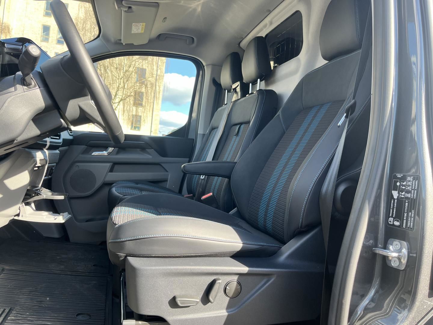 Billede af Ford Transit Custom 320 L2H1 2,5 Plugin-hybrid Sport CVT 233HK Van Trinl. Gear