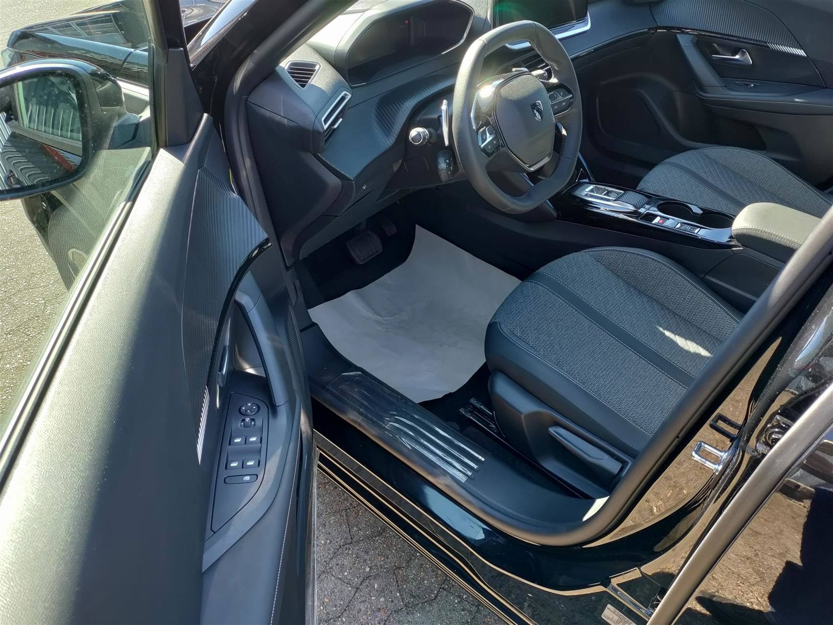 Billede af Peugeot 2008 1,2 PureTech Allure EAT8 130HK 5d 8g Aut.