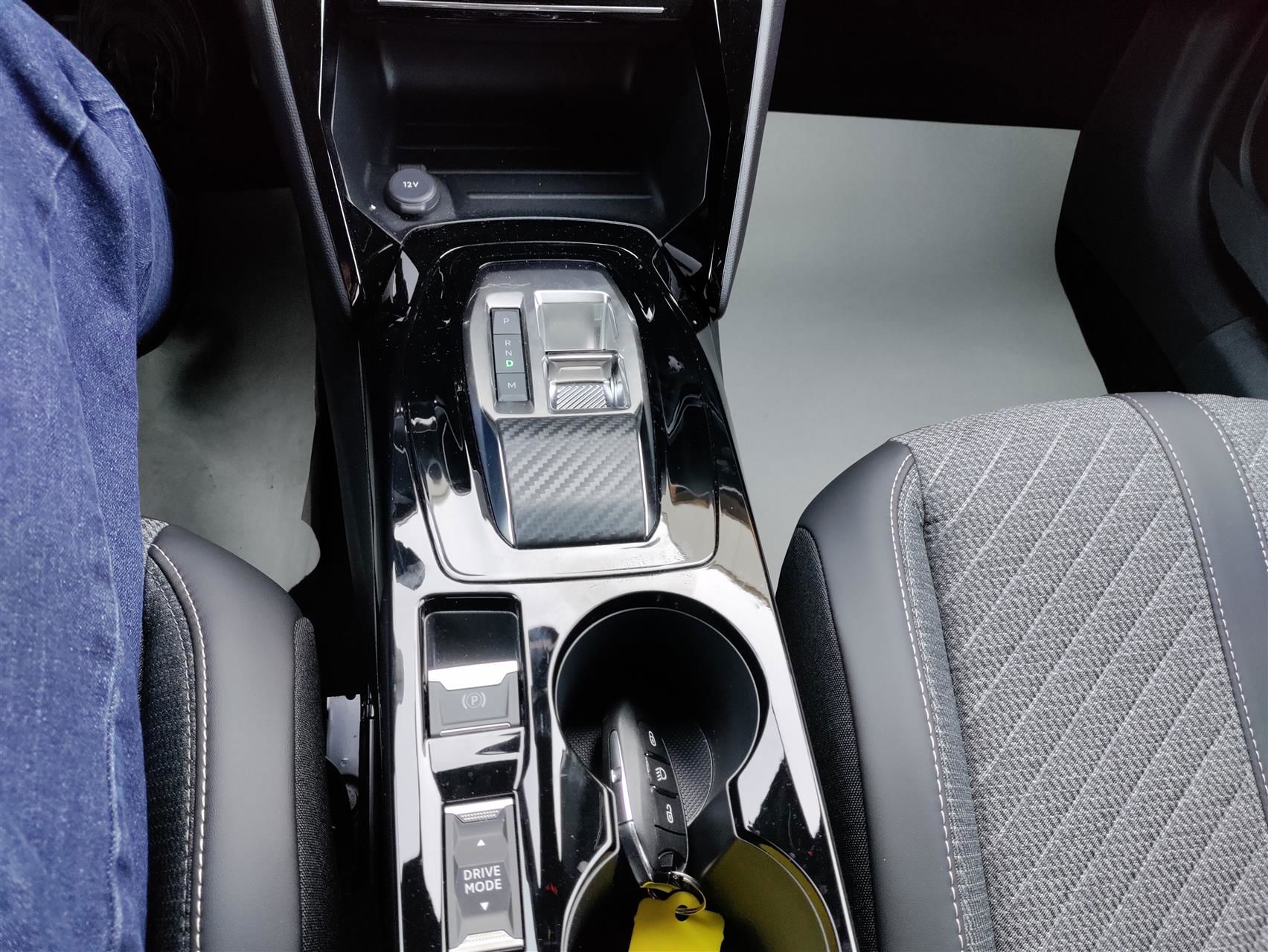 Billede af Peugeot 2008 1,2 PureTech Allure EAT8 130HK 5d 8g Aut.