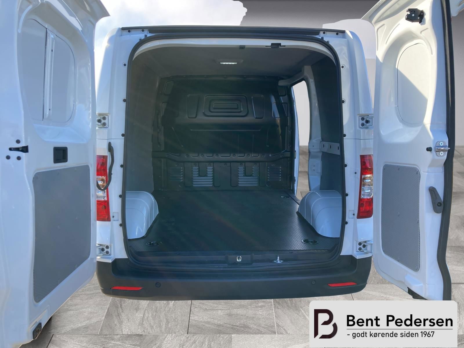 Billede af Maxus e-Deliver 3 SWB 50,2 kWh EL 122HK Van Aut.