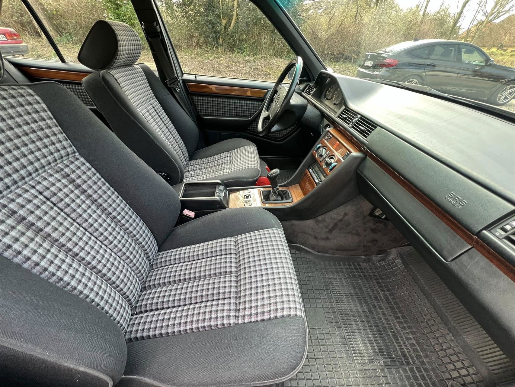 Billede af Mercedes-Benz 230E 2,3 132HK