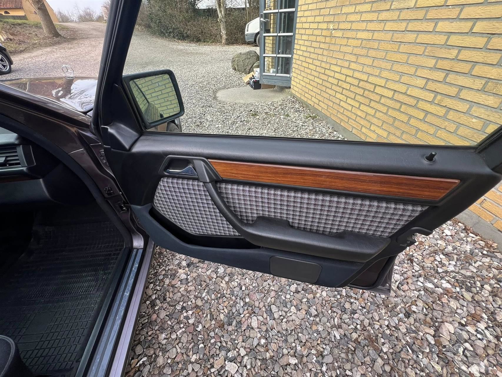 Billede af Mercedes-Benz 230E 2,3 132HK