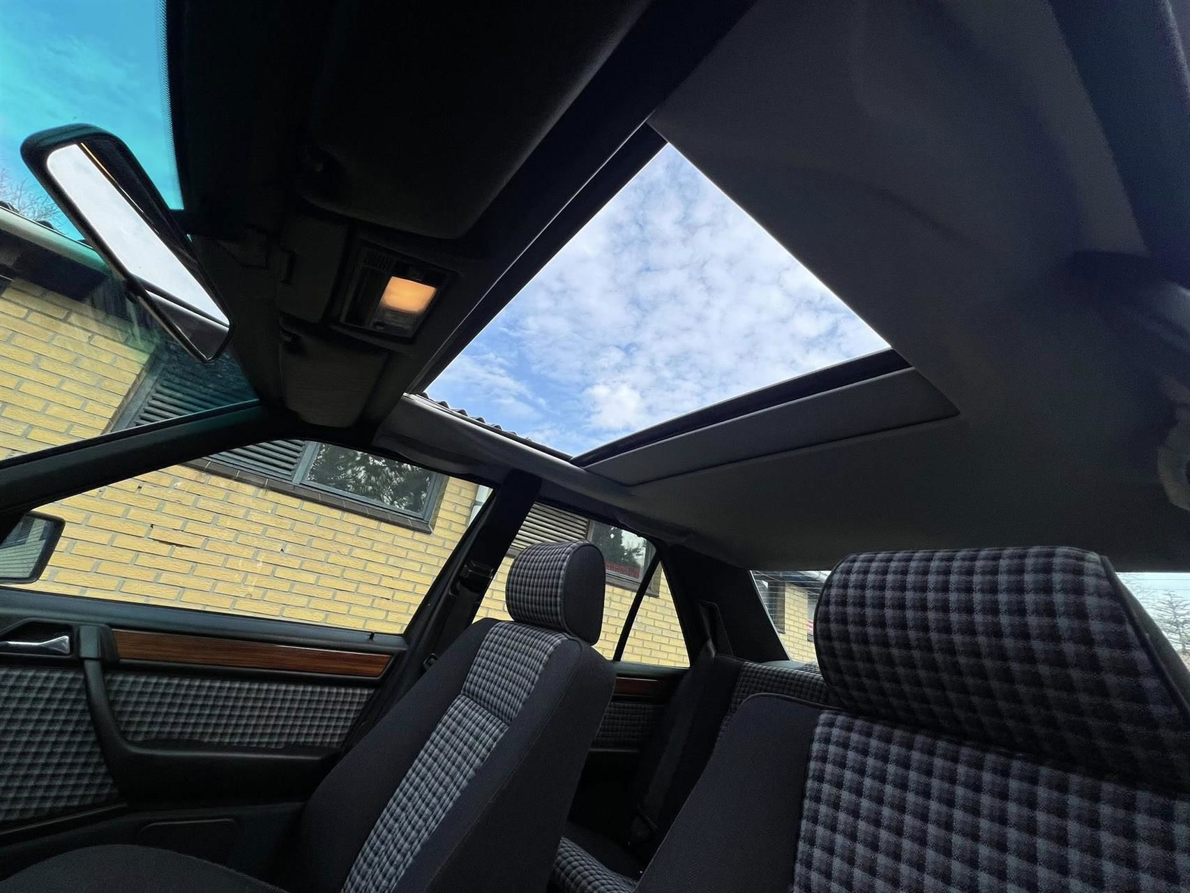 Billede af Mercedes-Benz 230E 2,3 132HK