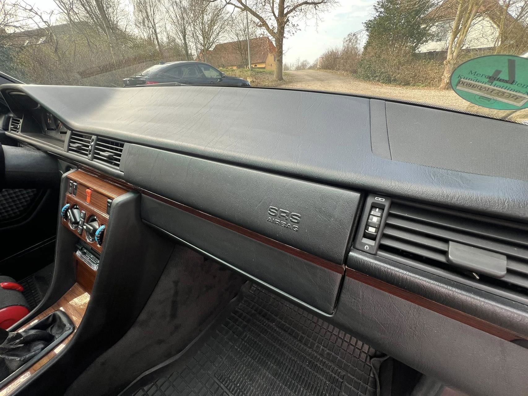 Billede af Mercedes-Benz 230E 2,3 132HK
