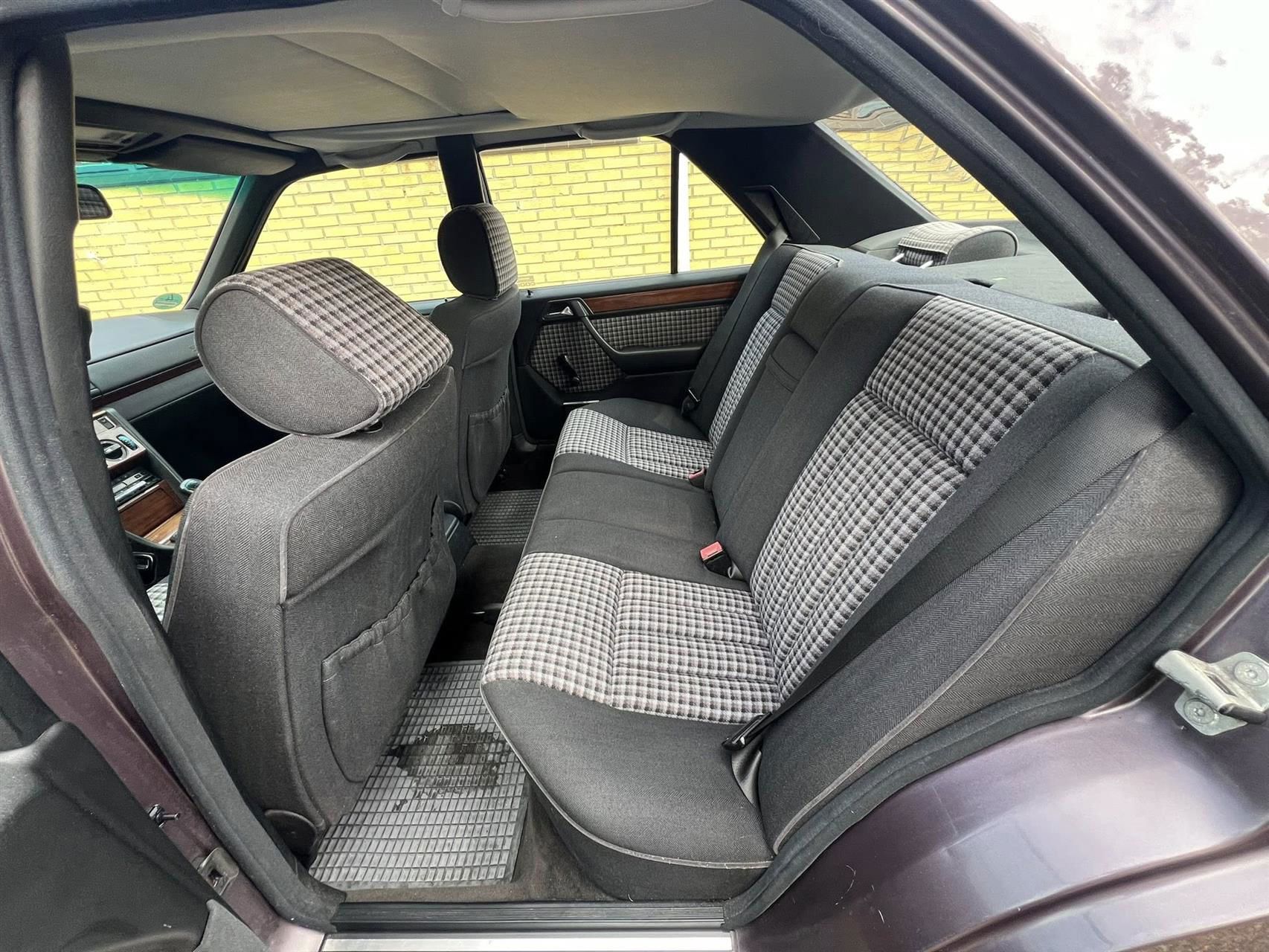 Billede af Mercedes-Benz 230E 2,3 132HK