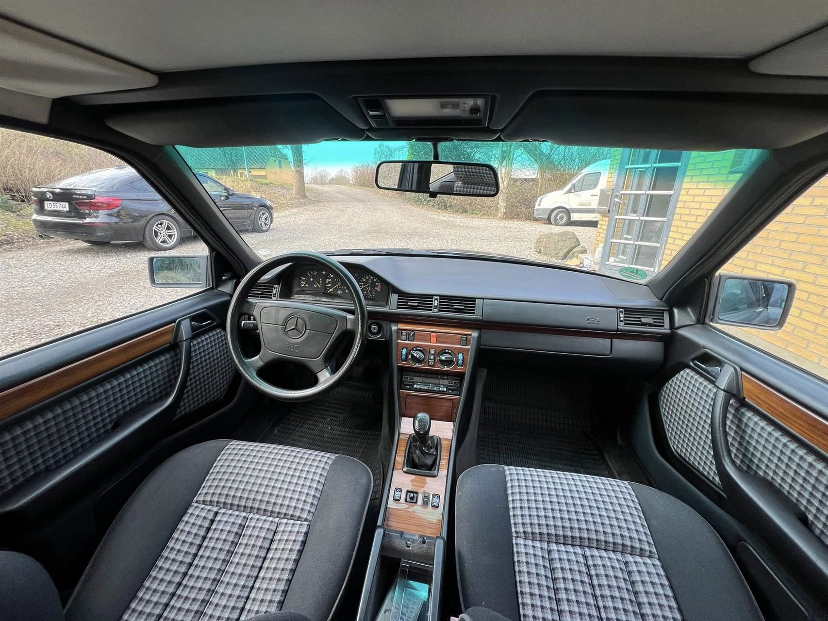 Billede af Mercedes-Benz 230E 2,3 132HK