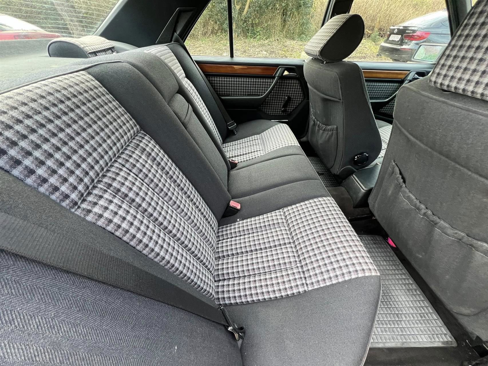 Billede af Mercedes-Benz 230E 2,3 132HK