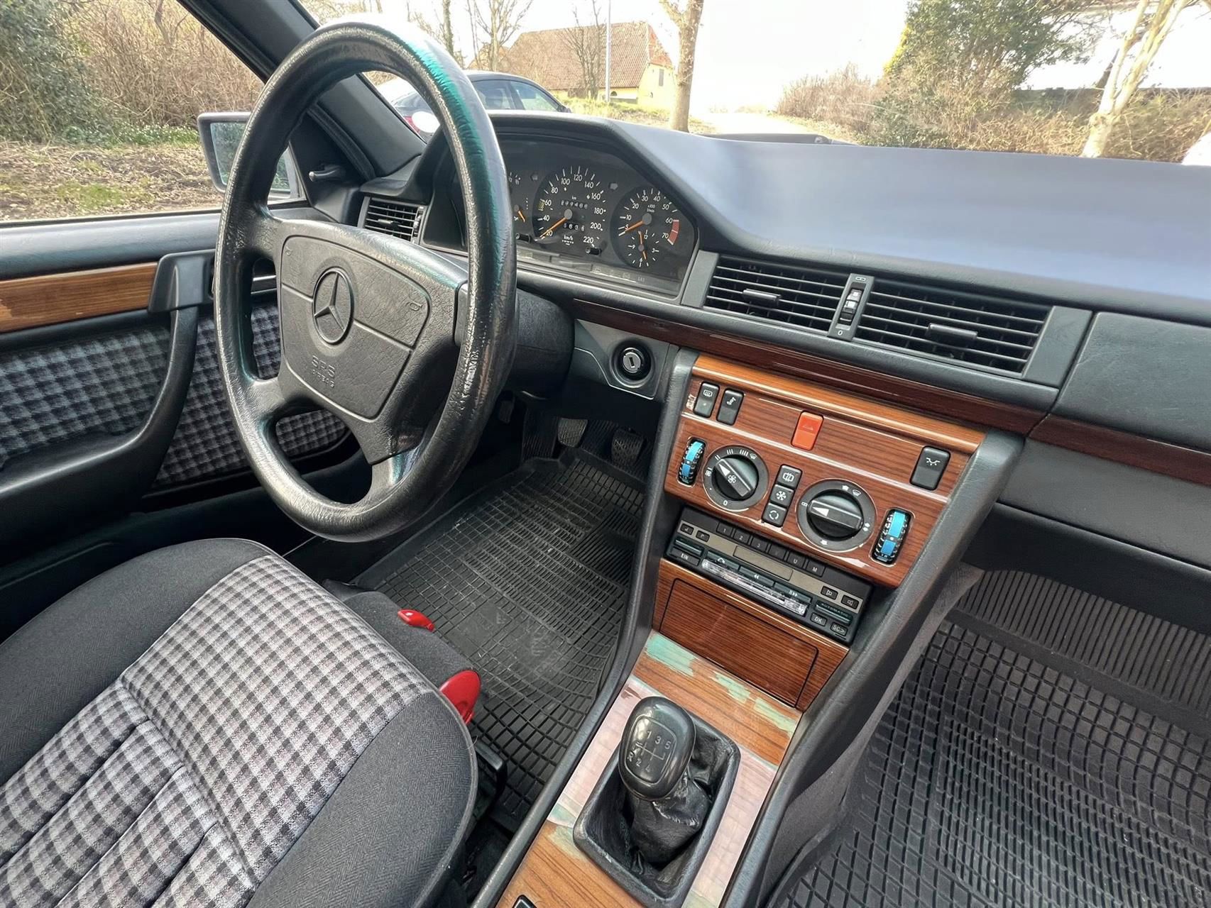 Billede af Mercedes-Benz 230E 2,3 132HK