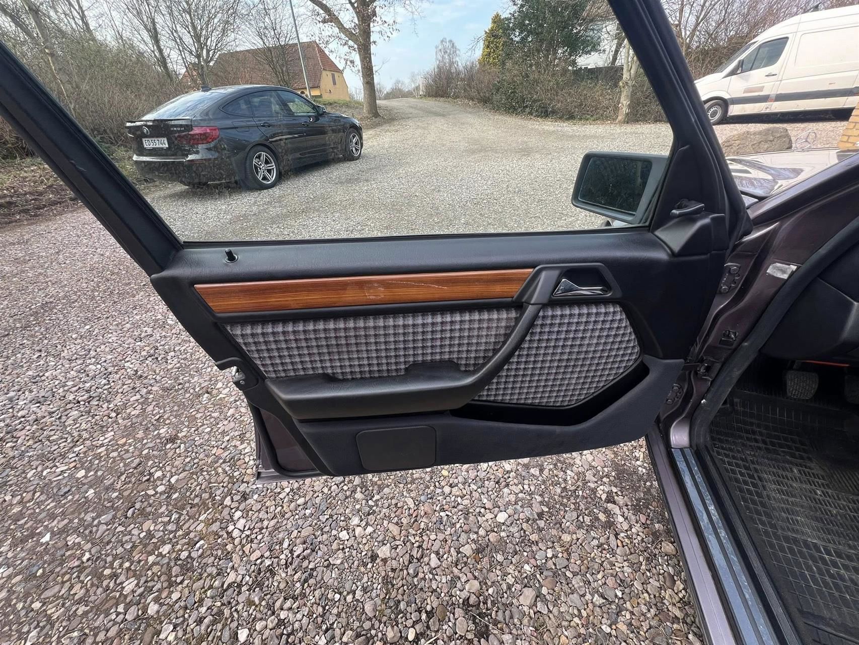 Billede af Mercedes-Benz 230E 2,3 132HK