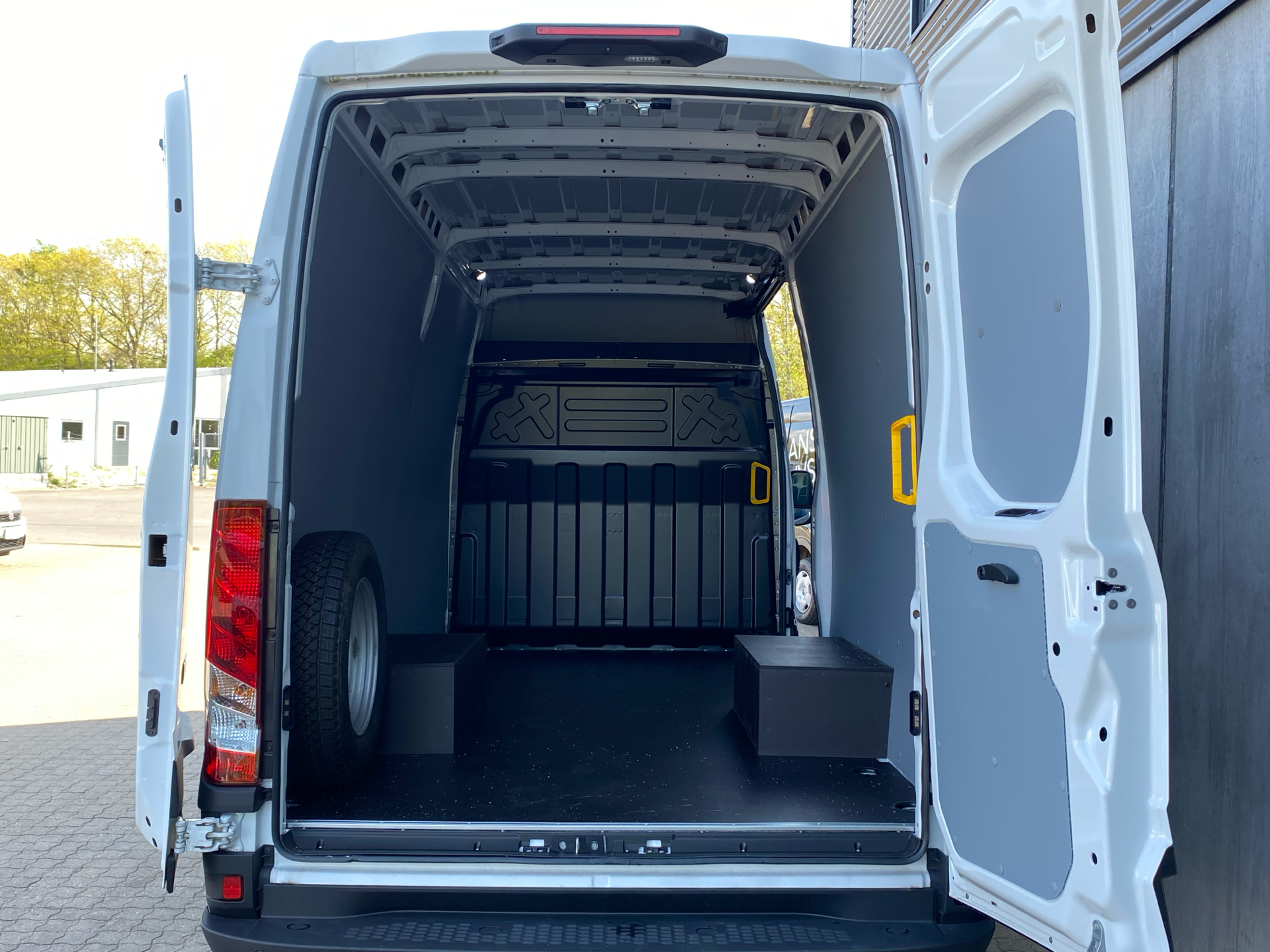 Billede af Iveco Daily 35C18 12m3 3,0 D Hi-Matic 180HK Van 8g Aut.