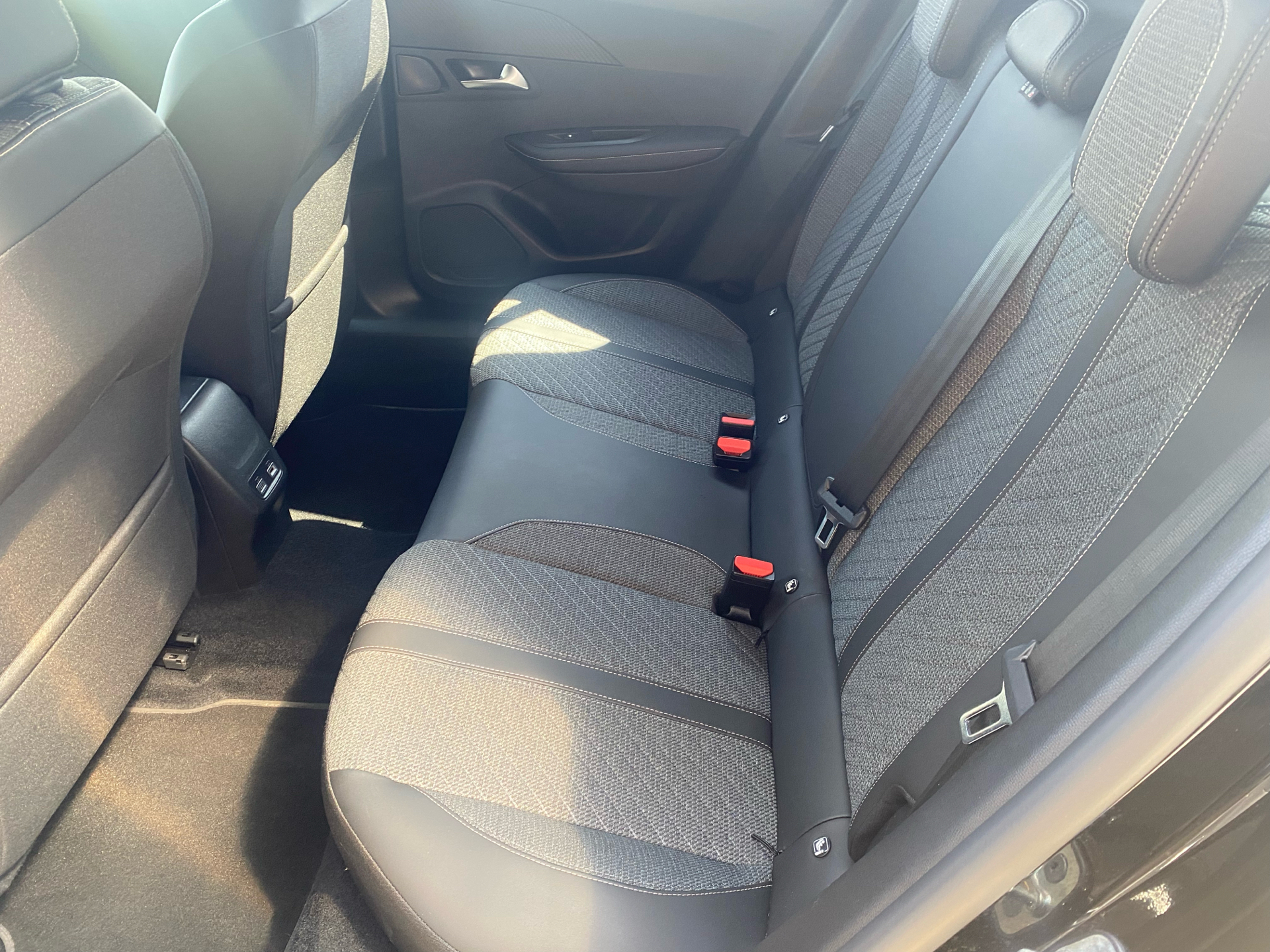 Billede af Peugeot 2008 1,2 PureTech First Edition EAT8 130HK 5d 8g Aut.