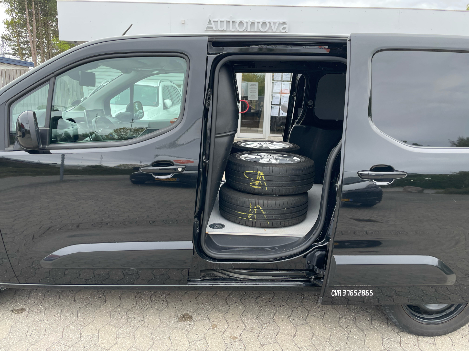 Billede af Peugeot Partner L2 V2 1,5 BlueHDi Ultimate EAT8 130HK Van 8g Aut.