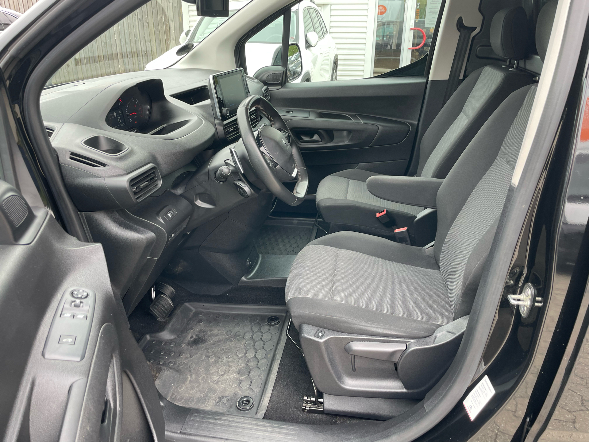 Billede af Peugeot Partner L2 V2 1,5 BlueHDi Ultimate EAT8 130HK Van 8g Aut.