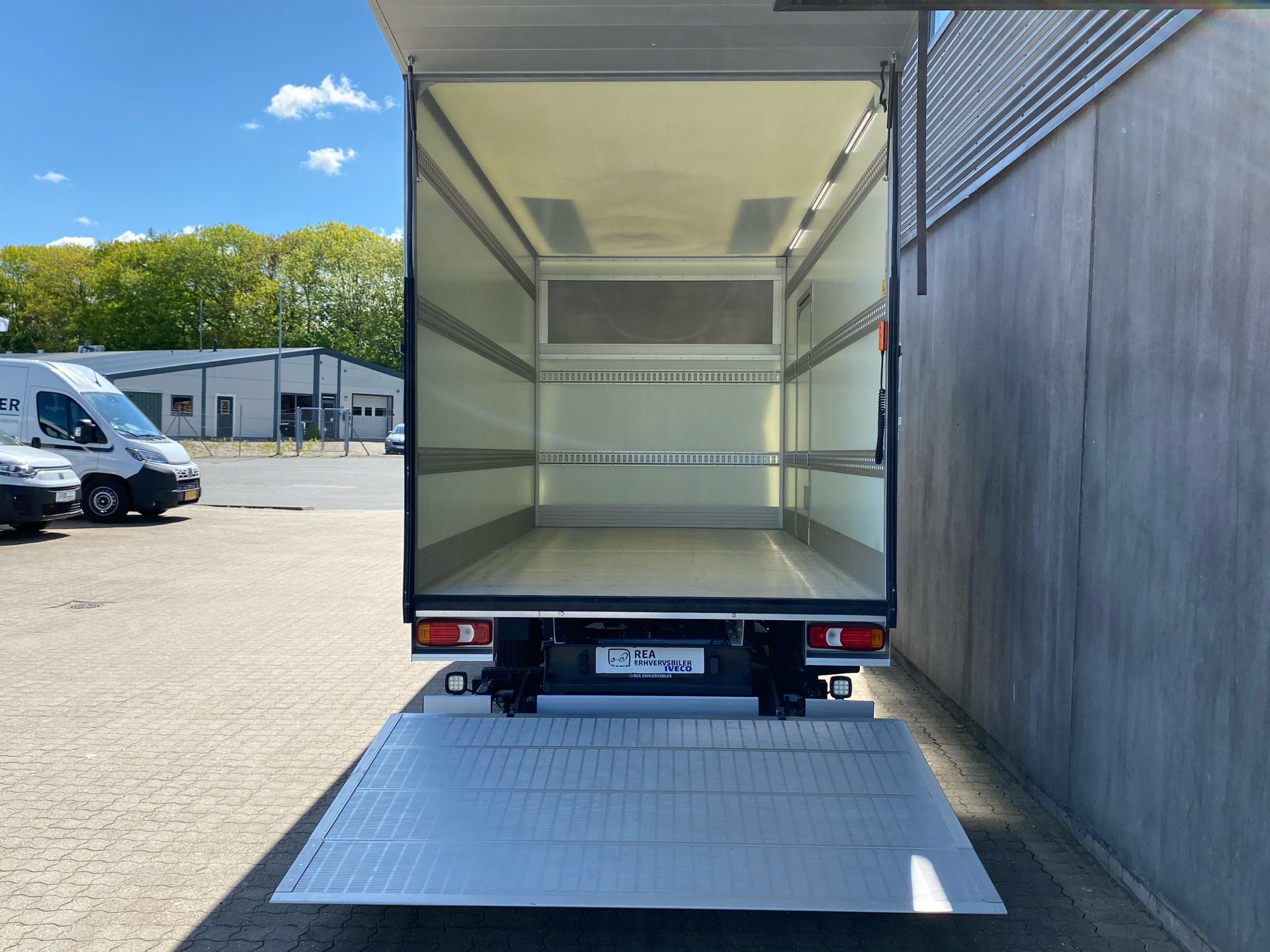 Billede af Iveco Daily 35S18 4100mm 3,0 D 180HK Ladv./Chas. 8g Aut.