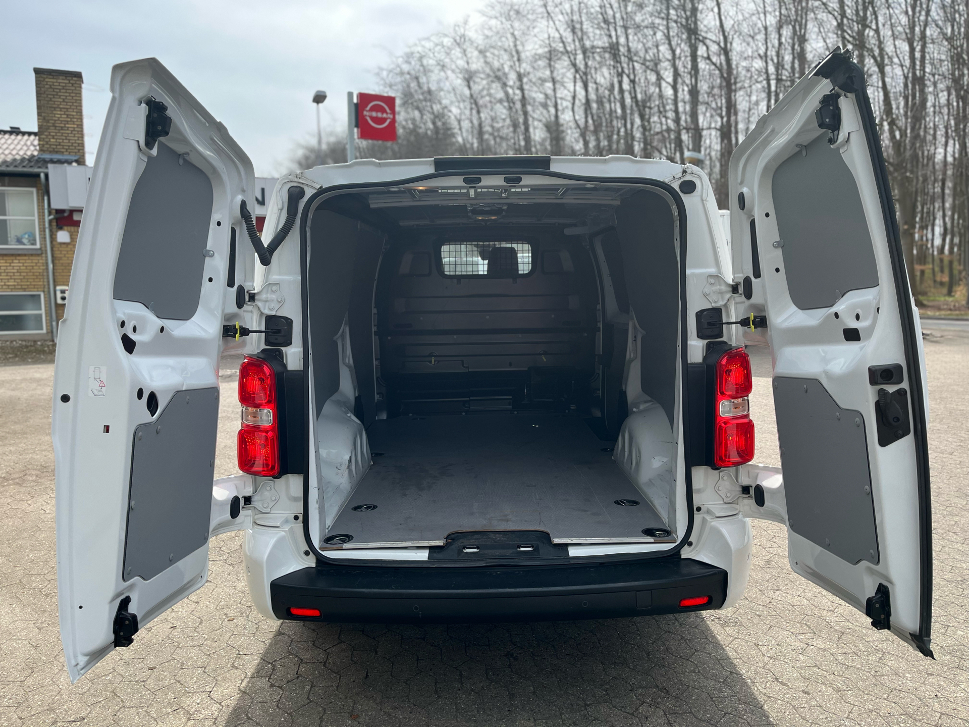 Billede af Citroën Jumpy L3 2,0 Blue HDi Masterline EAT8 180HK Van 8g Aut.