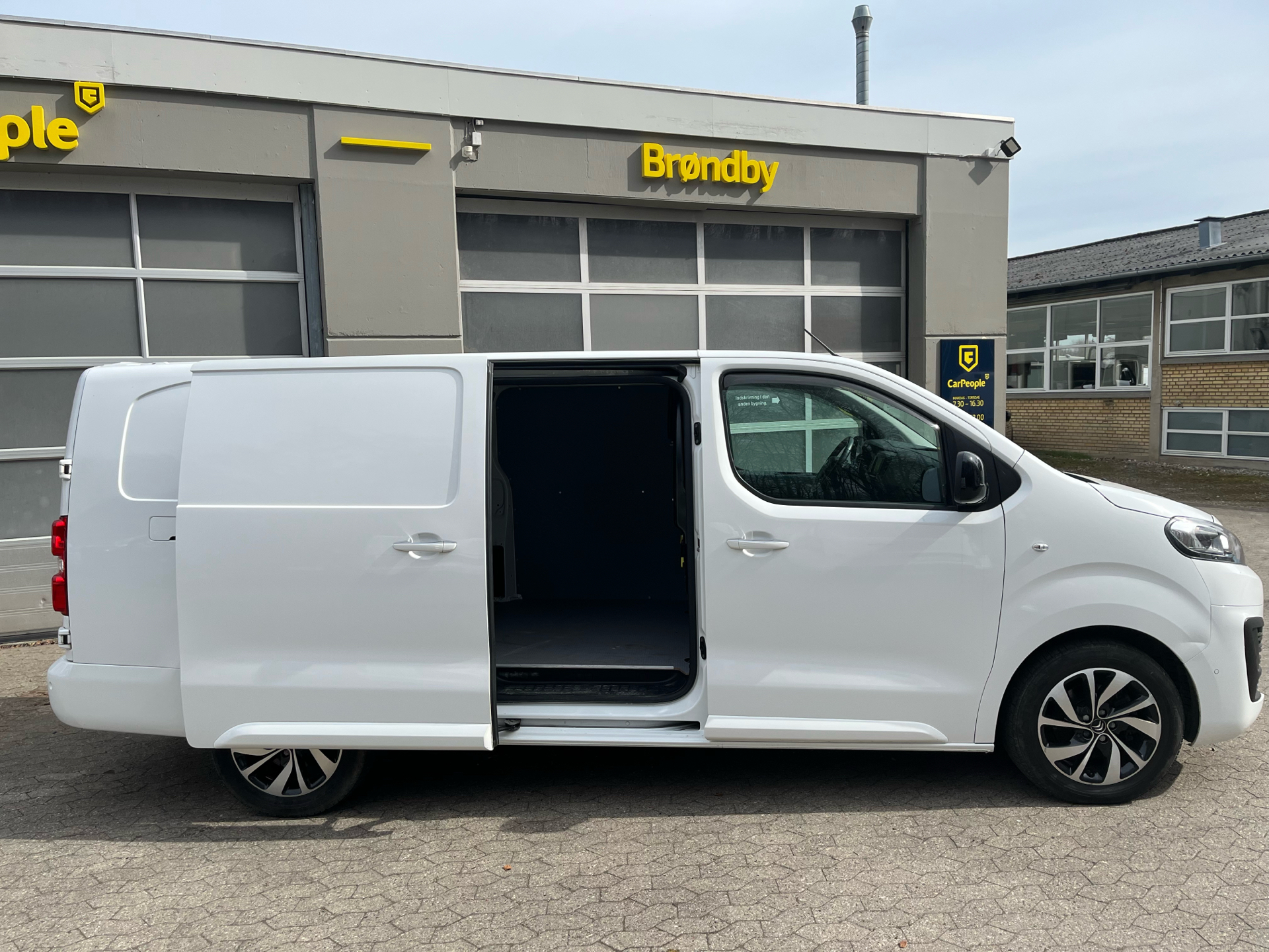 Billede af Citroën Jumpy L3 2,0 Blue HDi Masterline EAT8 180HK Van 8g Aut.