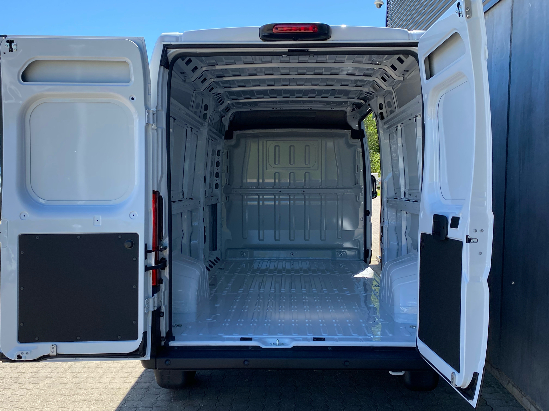 Billede af Peugeot Boxer 435 L3H2 2,2 BlueHDi Premium 165HK Van 6g