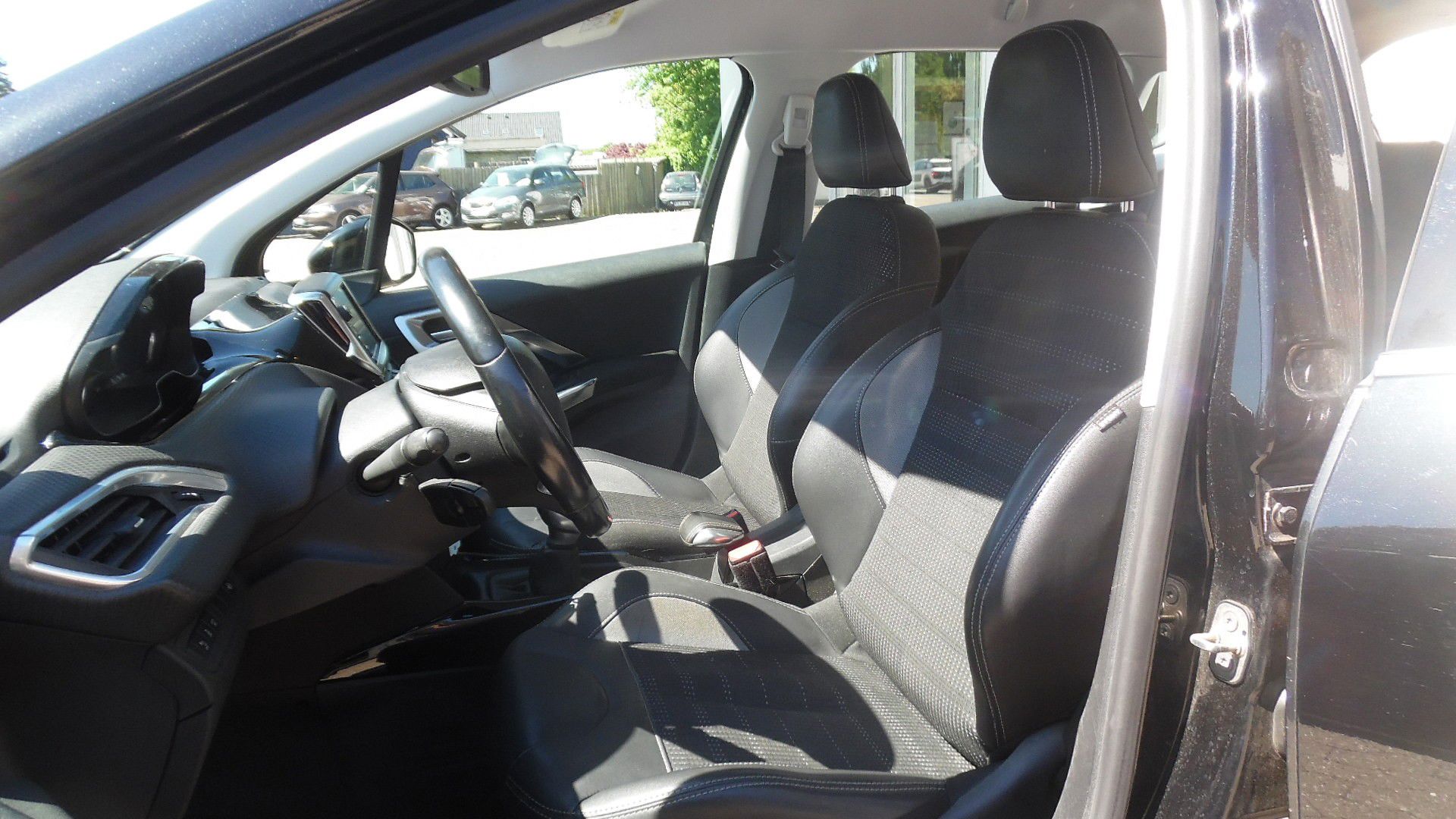 Billede af Peugeot 2008 1,2 e-THP Desire Sky 110HK