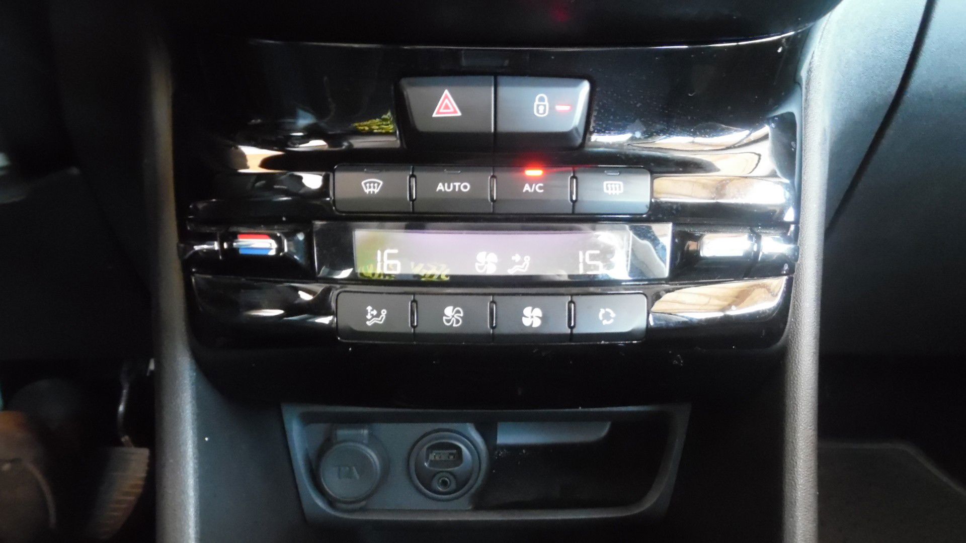 Billede af Peugeot 2008 1,2 e-THP Desire Sky 110HK