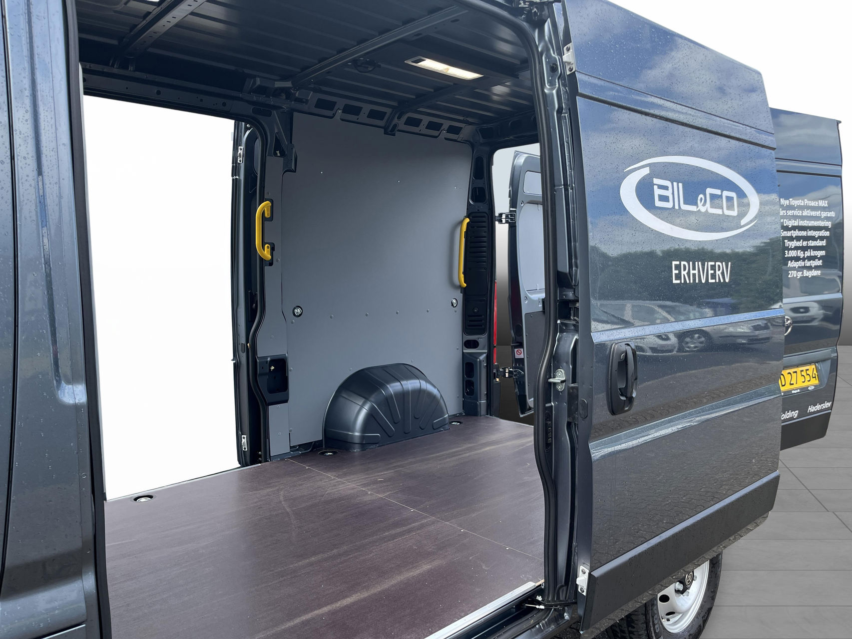 Billede af Toyota Proace Max Medium 2,2 D Comfort Master To skydedør m. højt tag 140HK Van 8g Aut.