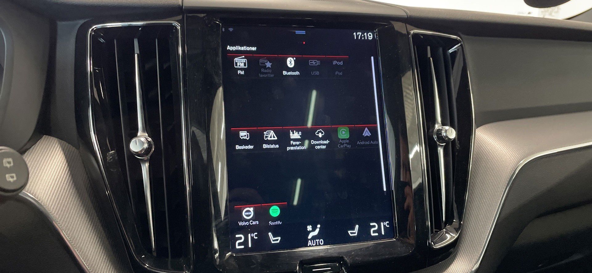 Billede af Volvo XC60 2,0 T8 Twin Engine  Plugin-hybrid R-design AWD 390HK 5d 8g Aut.