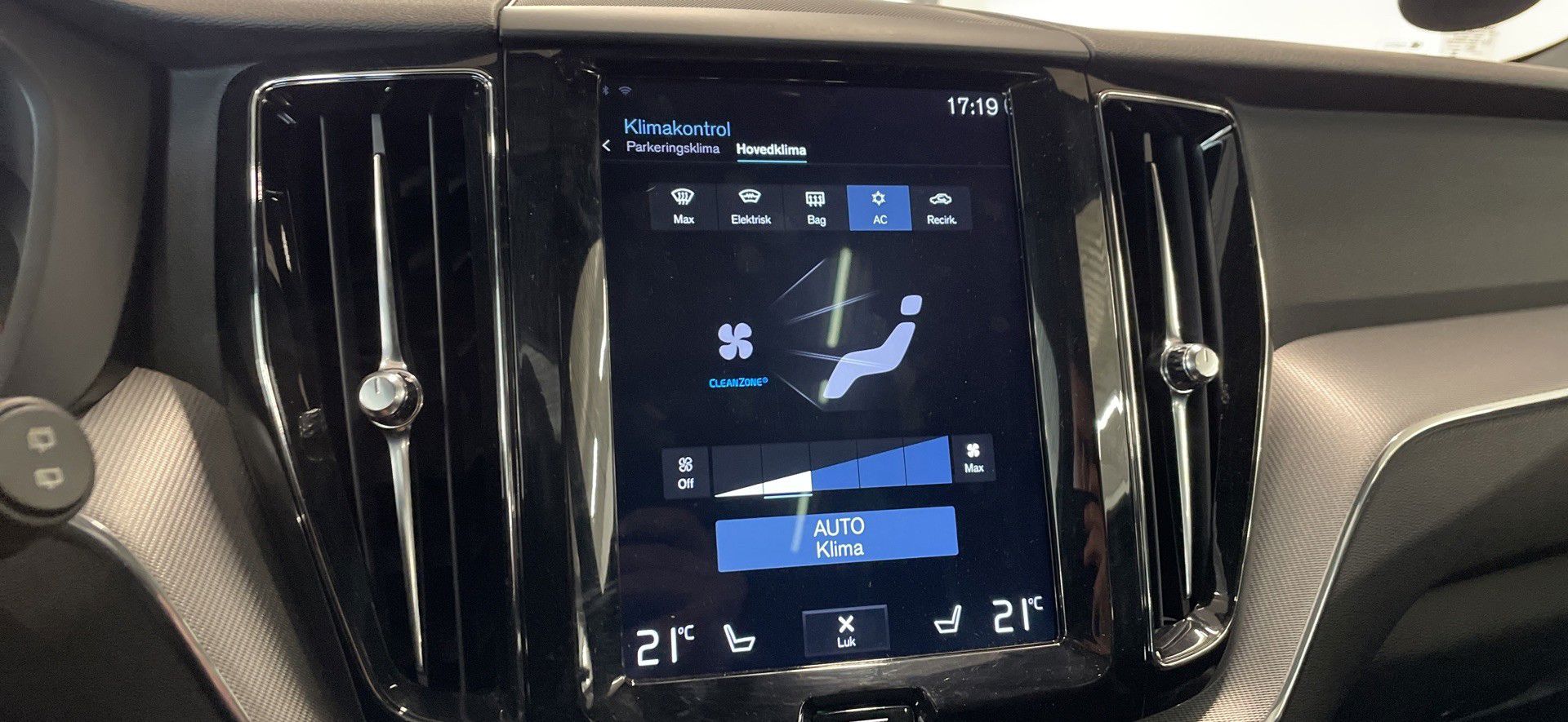 Billede af Volvo XC60 2,0 T8 Twin Engine  Plugin-hybrid R-design AWD 390HK 5d 8g Aut.